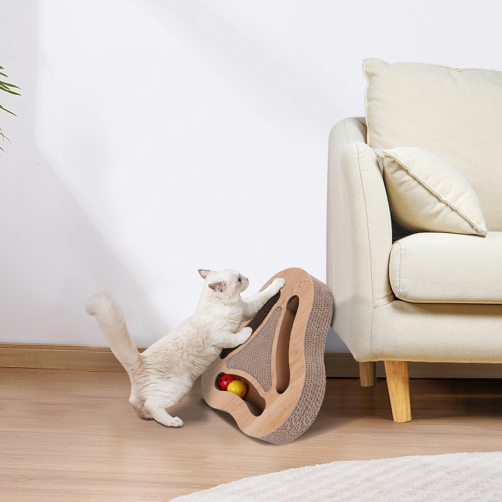 Un gato blanco juega con un rascador. Un sofá blanco está en el fondo.