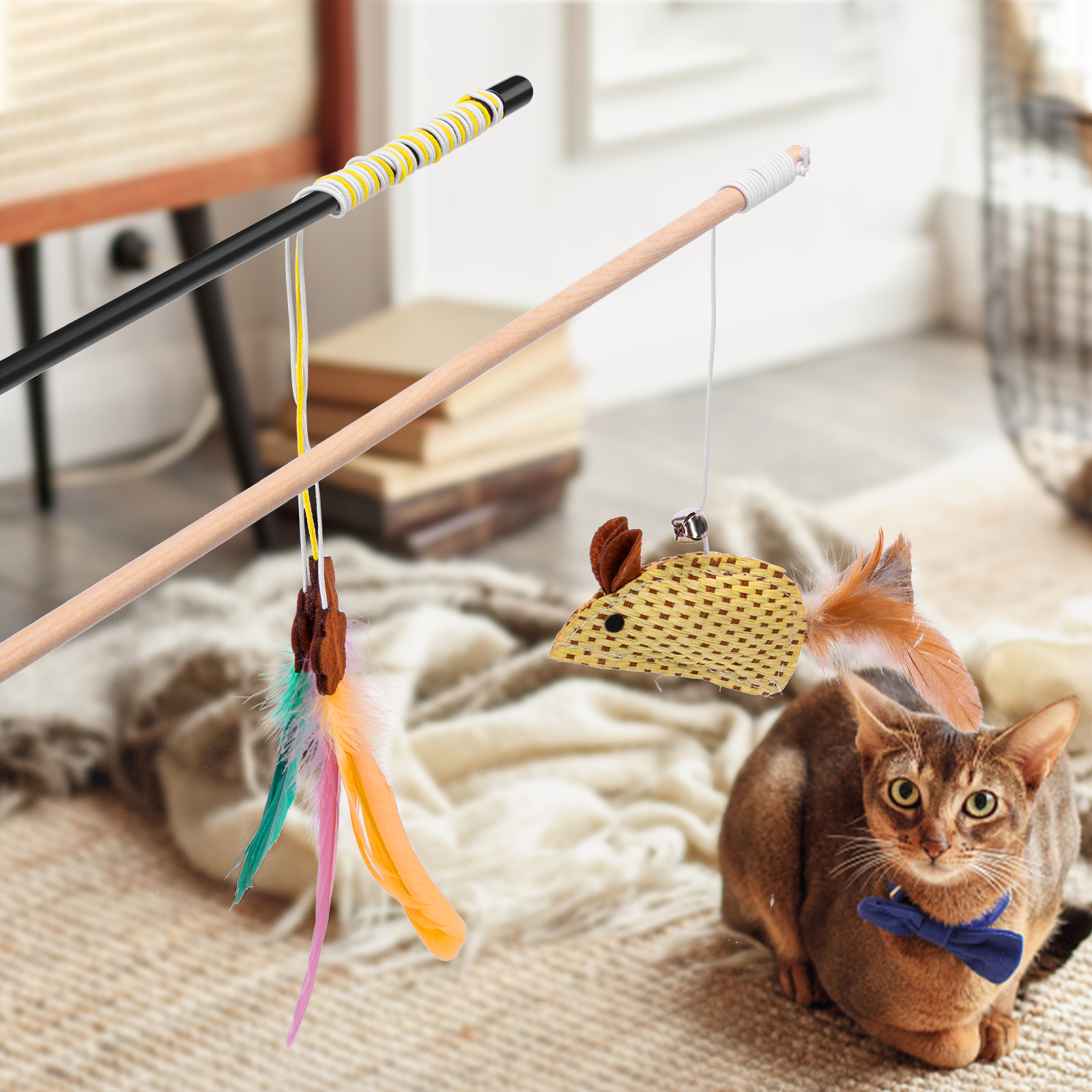 Gato con pajarita azul jugando con un ratón de juguete y varitas de plumas en una alfombra. Interior.