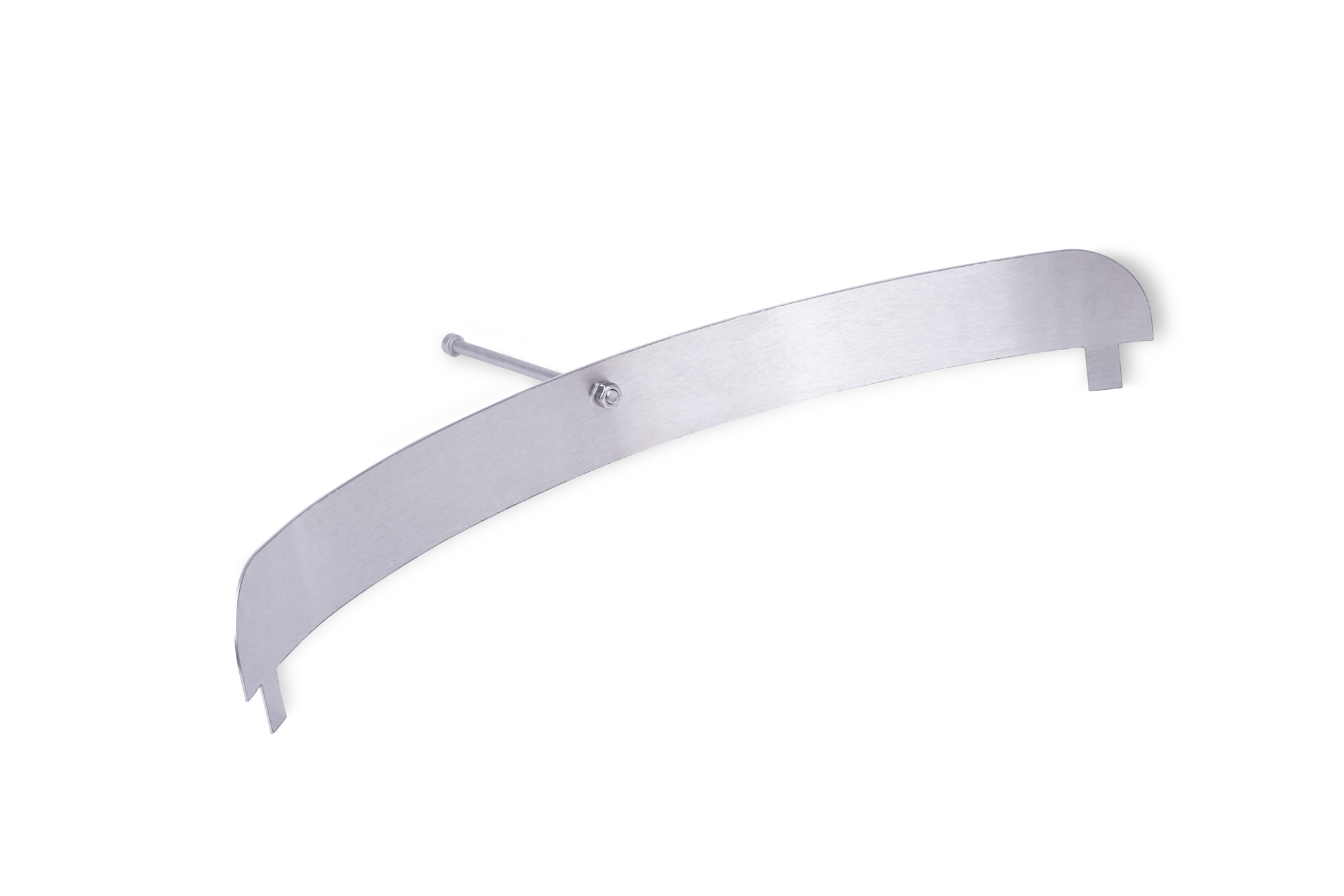 Barra di metallo argentato con una vite e un dado. Forma curva. Sfondo bianco.
