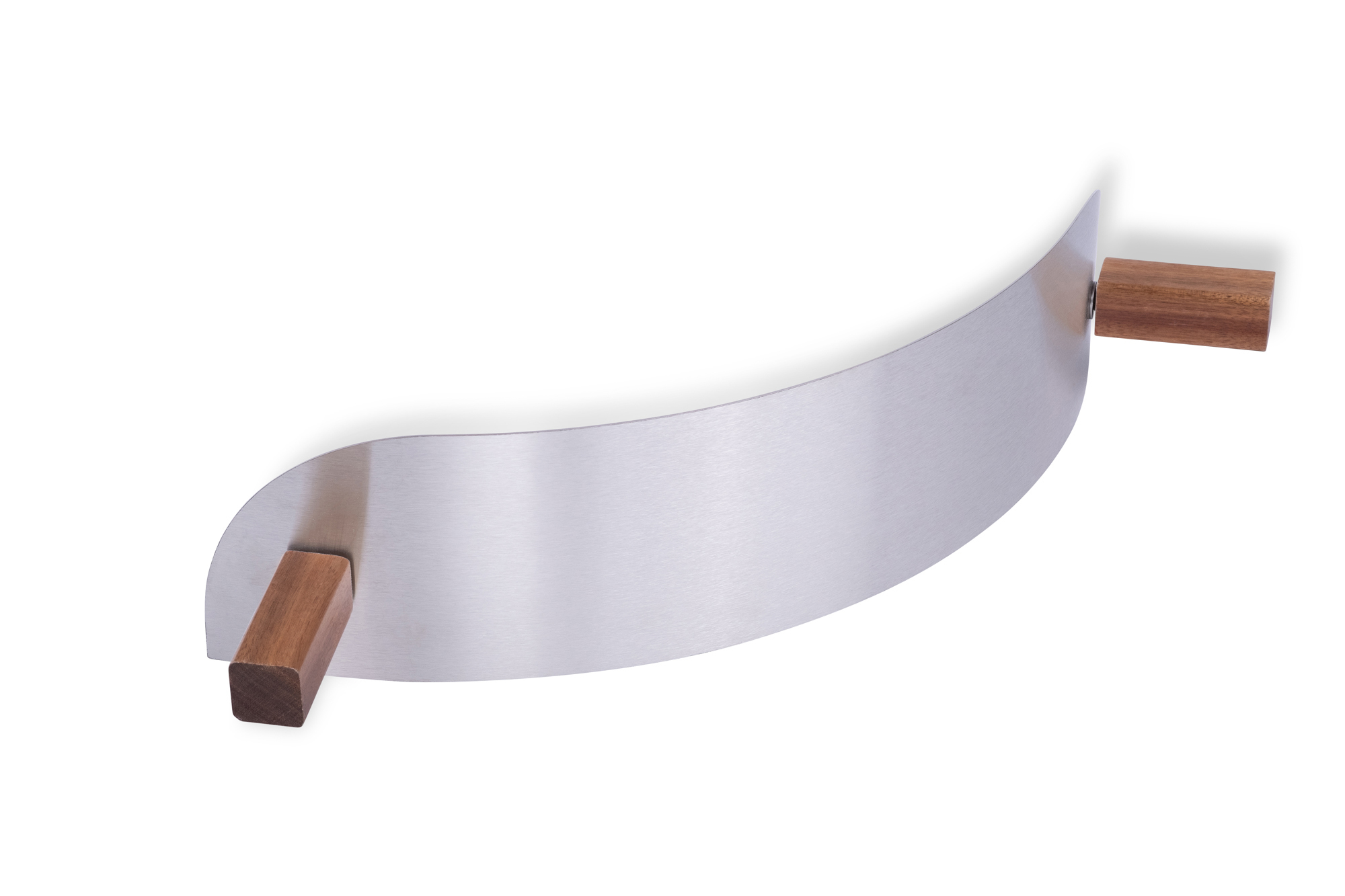 Tagliapizza curvo con manici in legno, su sfondo bianco. Lama in acciaio inox.