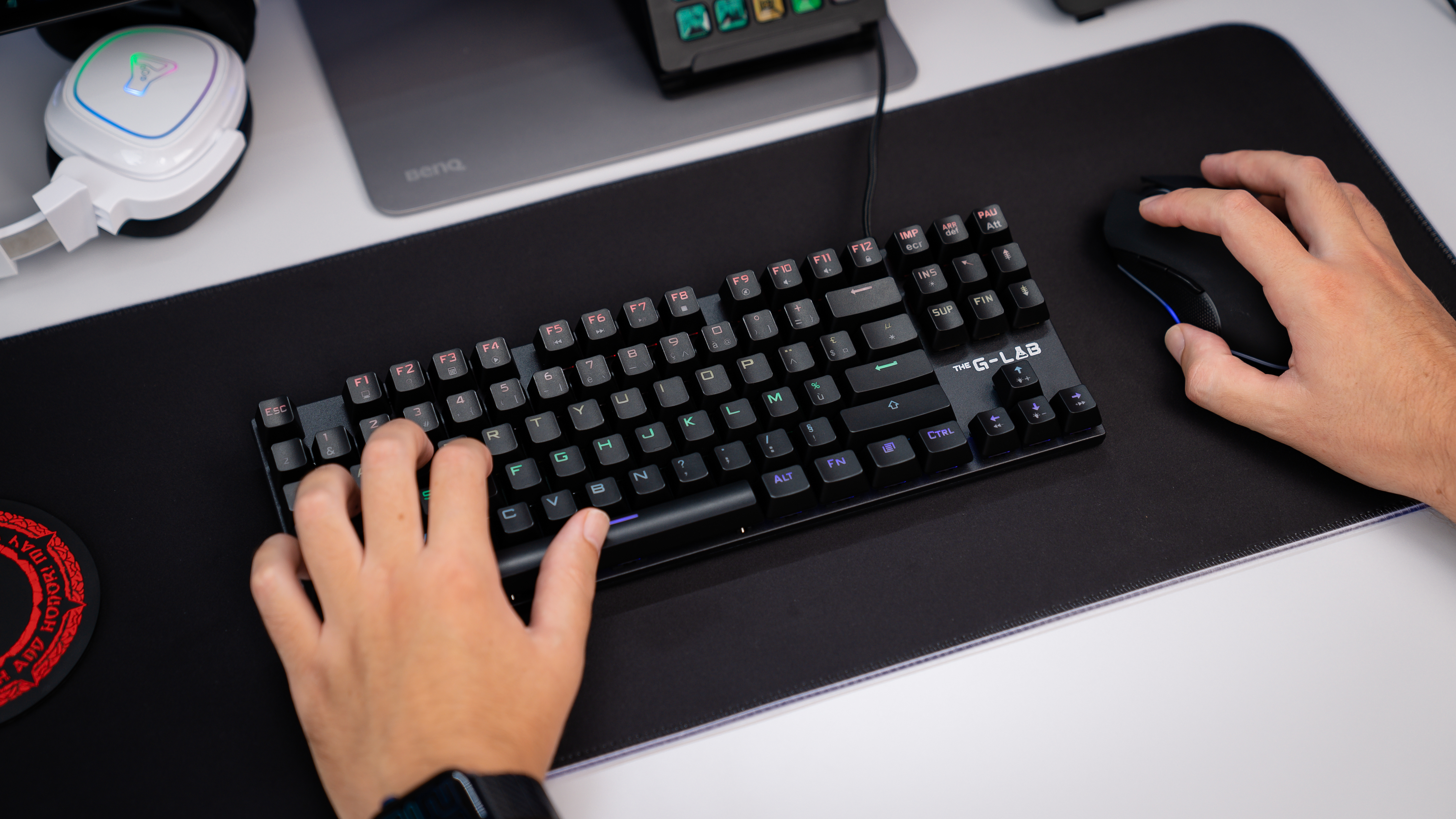 Dłonie używają klawiatury i myszy na biurku.