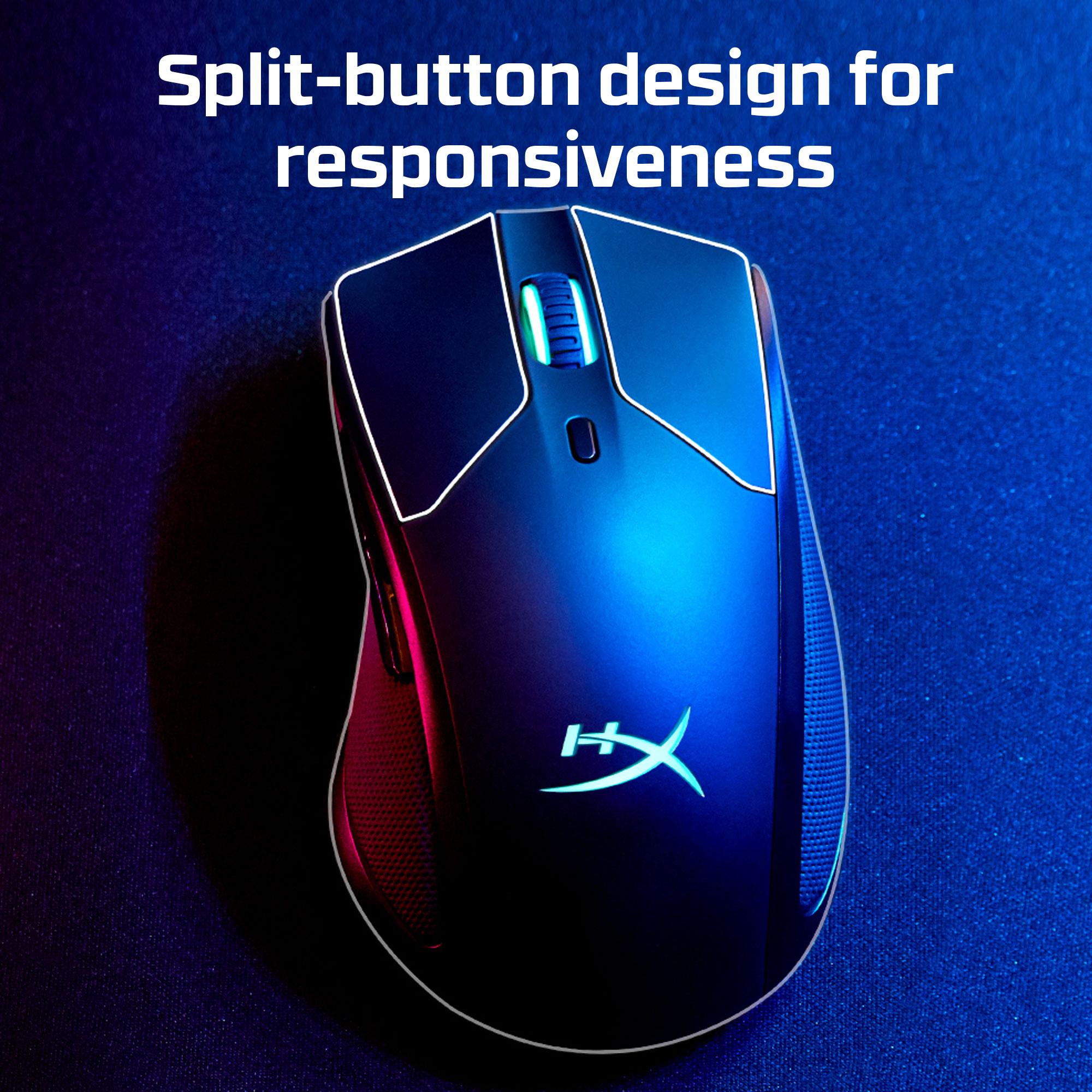 Un mouse da gioco nero con pulsanti divisi su un tappetino blu. C'è un logo e una rotella di scorrimento illuminata.
