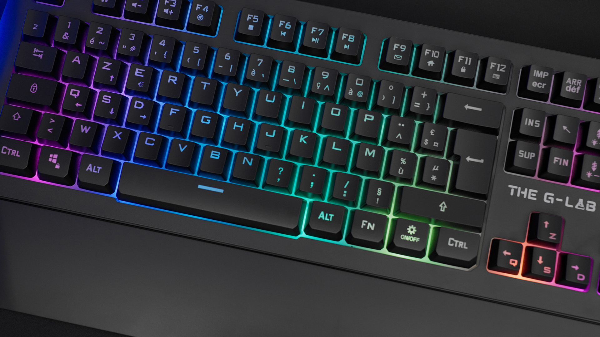 Zbliżenie podświetlanej klawiatury. Klawisze oświetlają kolory tęczy.
