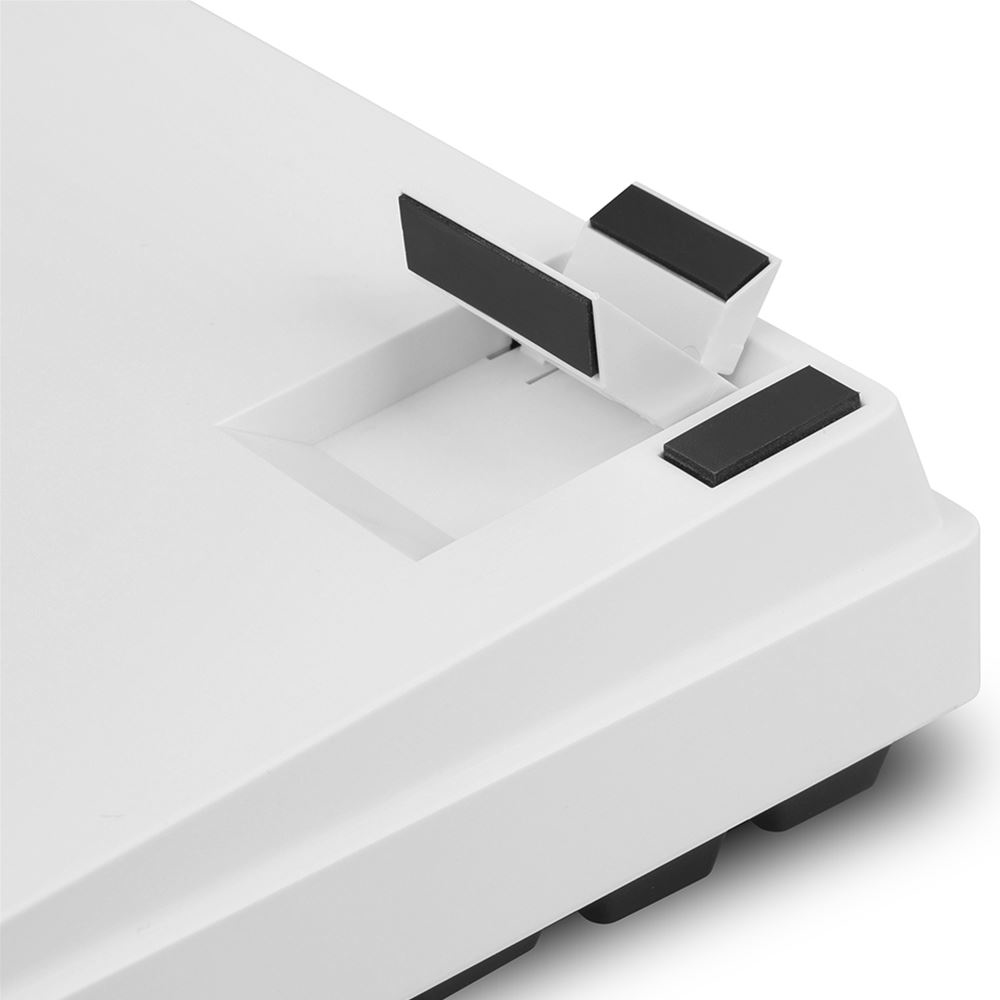 Dispositivo elettronico bianco. Piedini in gomma neri e area incassata.