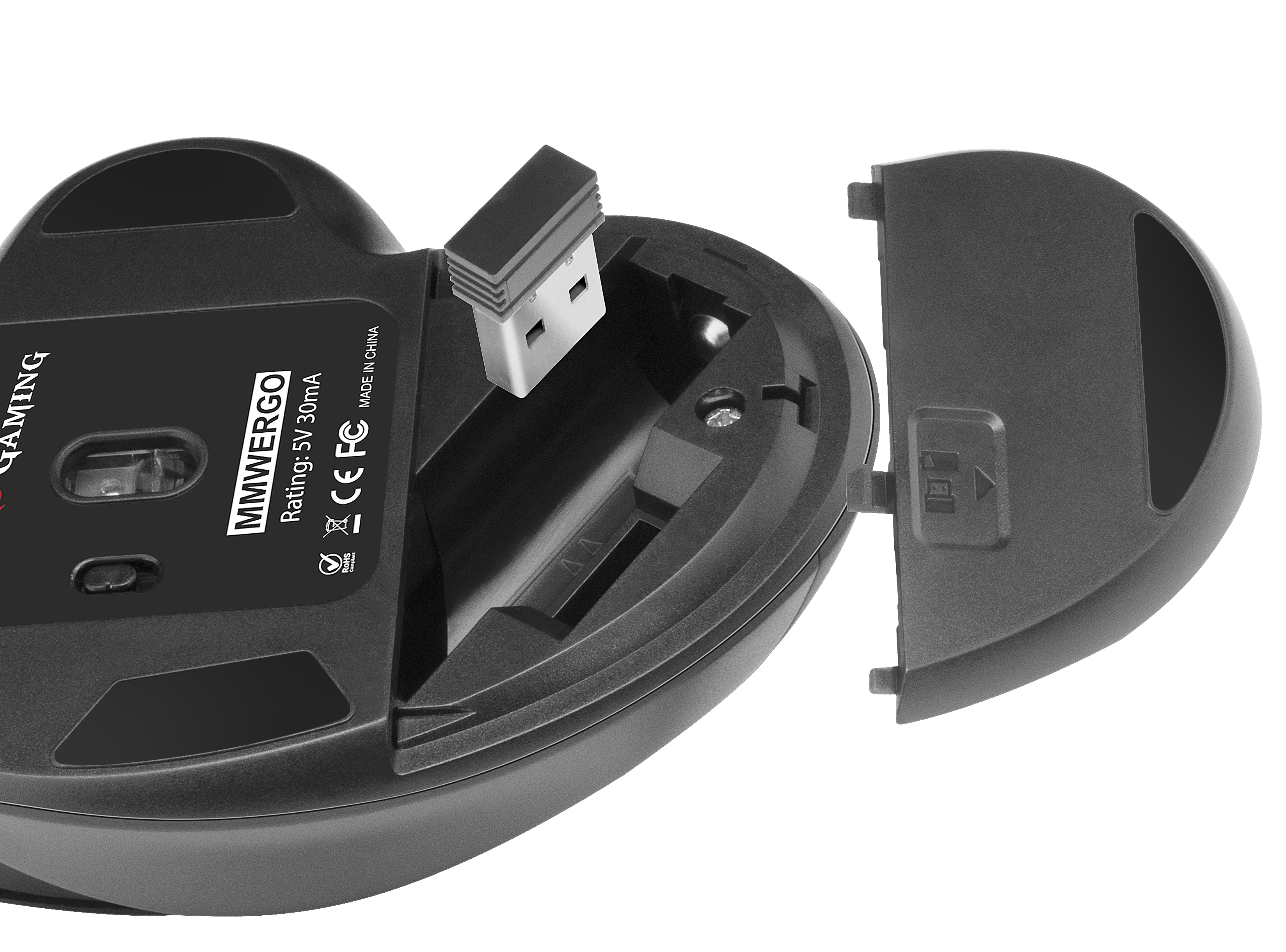 Zwarte draadloze muis met open batterijvak en USB-ontvanger.