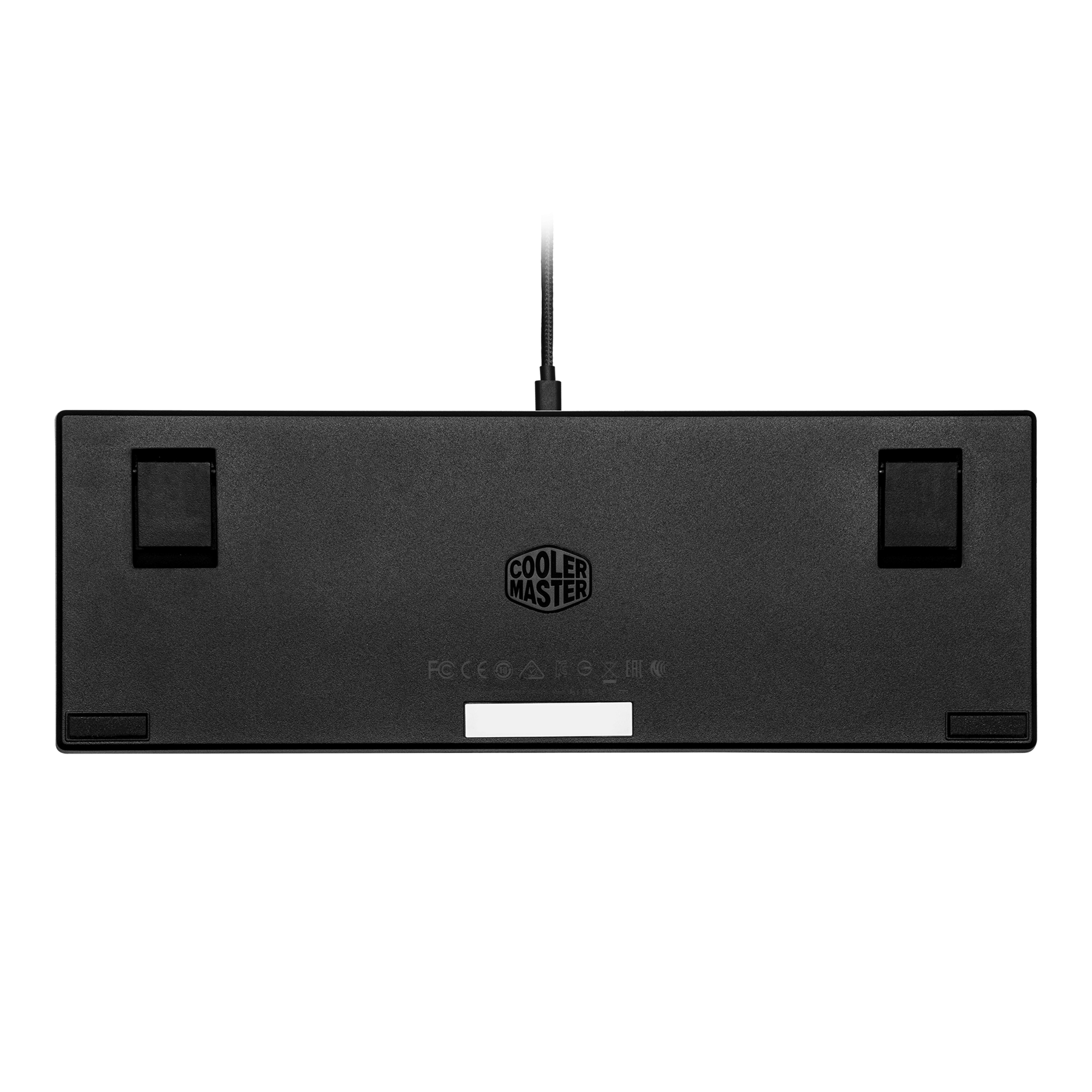 Kablolu siyah bir klavyenin alt kısmı. "COOLER MASTER" logosu görünür.