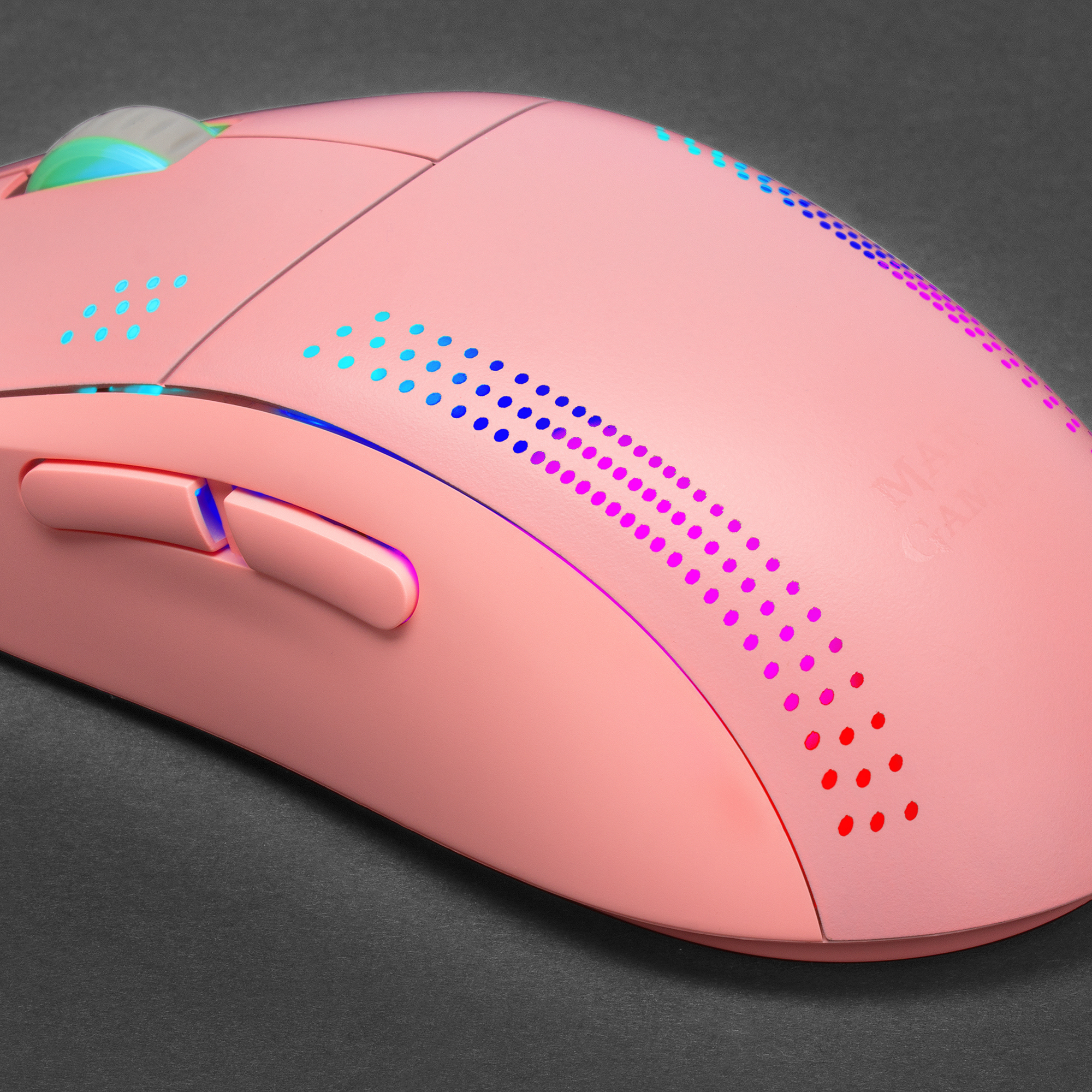 Roze muis met blauwe en rode LED's. Geïsoleerd op een donkergrijze ondergrond.