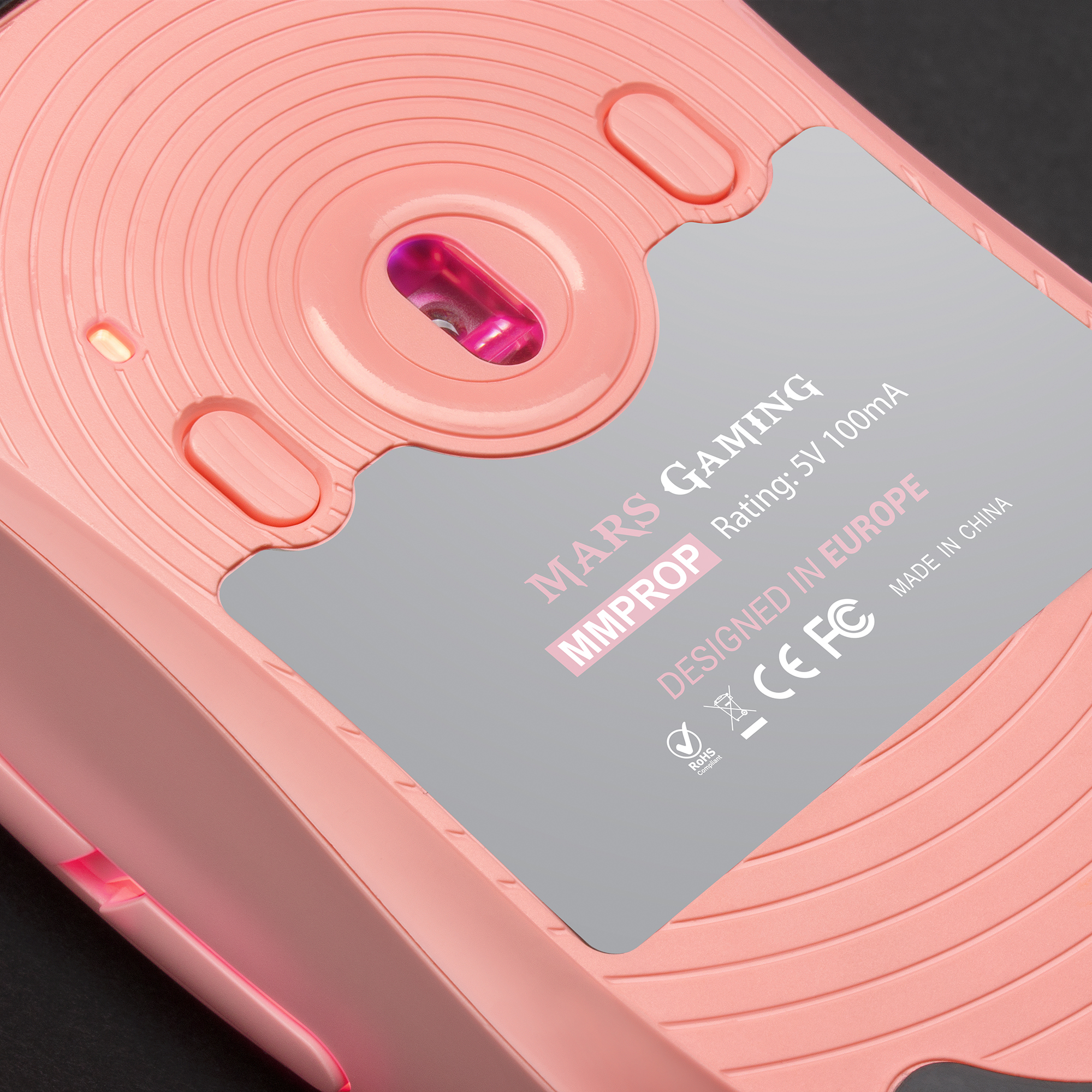 Roze computermuis met een label met 'Designed in Europe'.