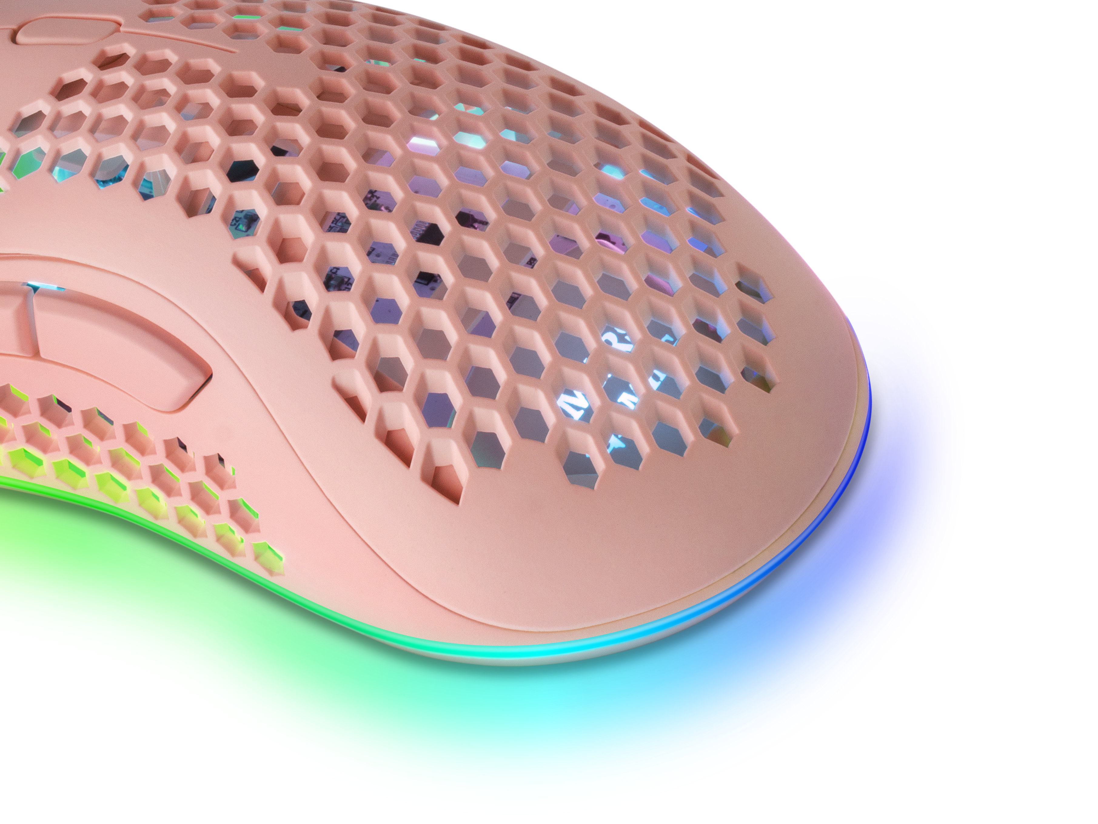 Nahaufnahme einer rosa Gaming-Maus mit wabenartigem Design und einem bunten Lichtstreifen. Weißer Hintergrund.