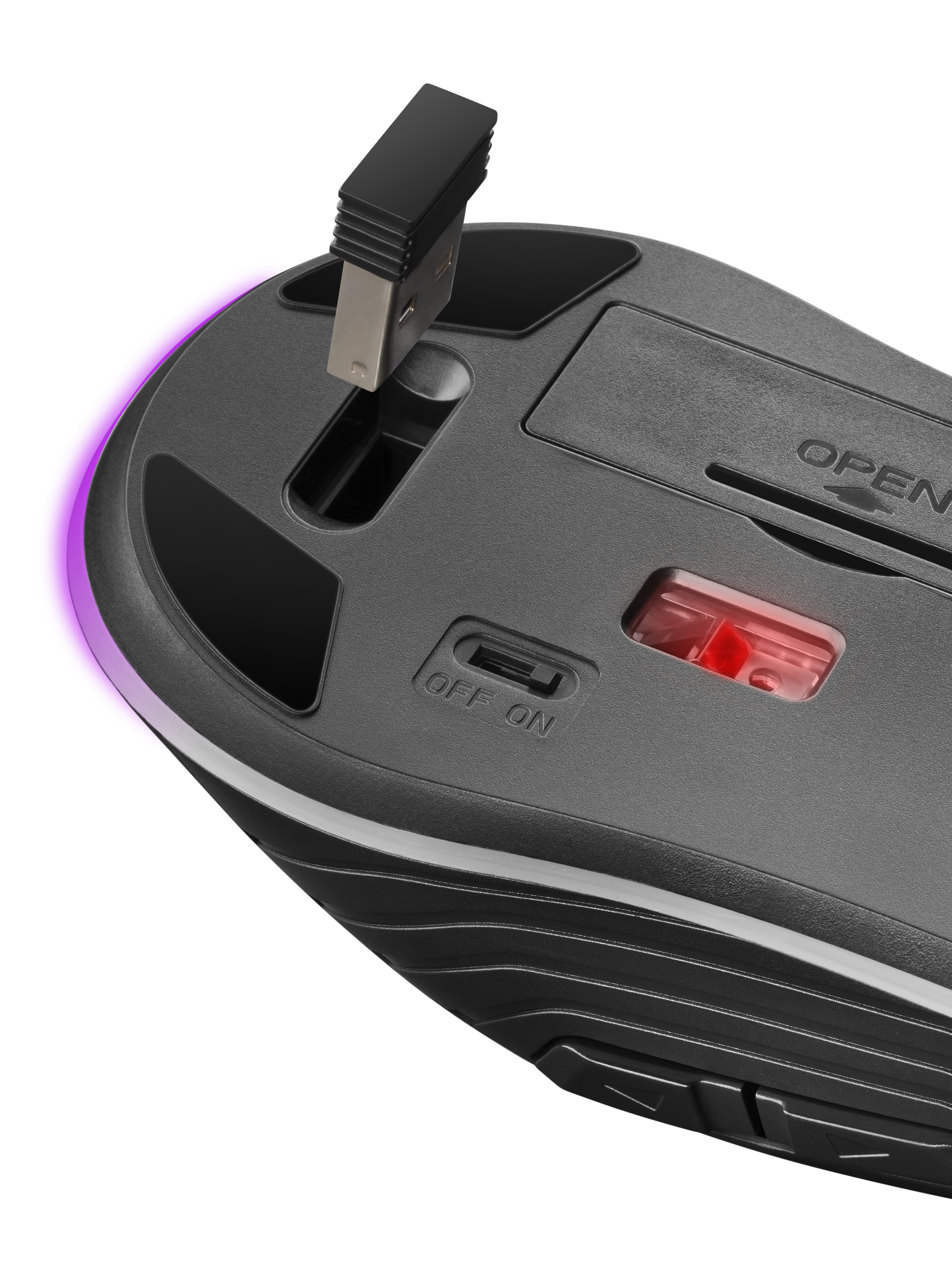 De onderkant van een zwarte gamingmuis met een USB-ontvanger erin en een aan/uit-schakelaar.