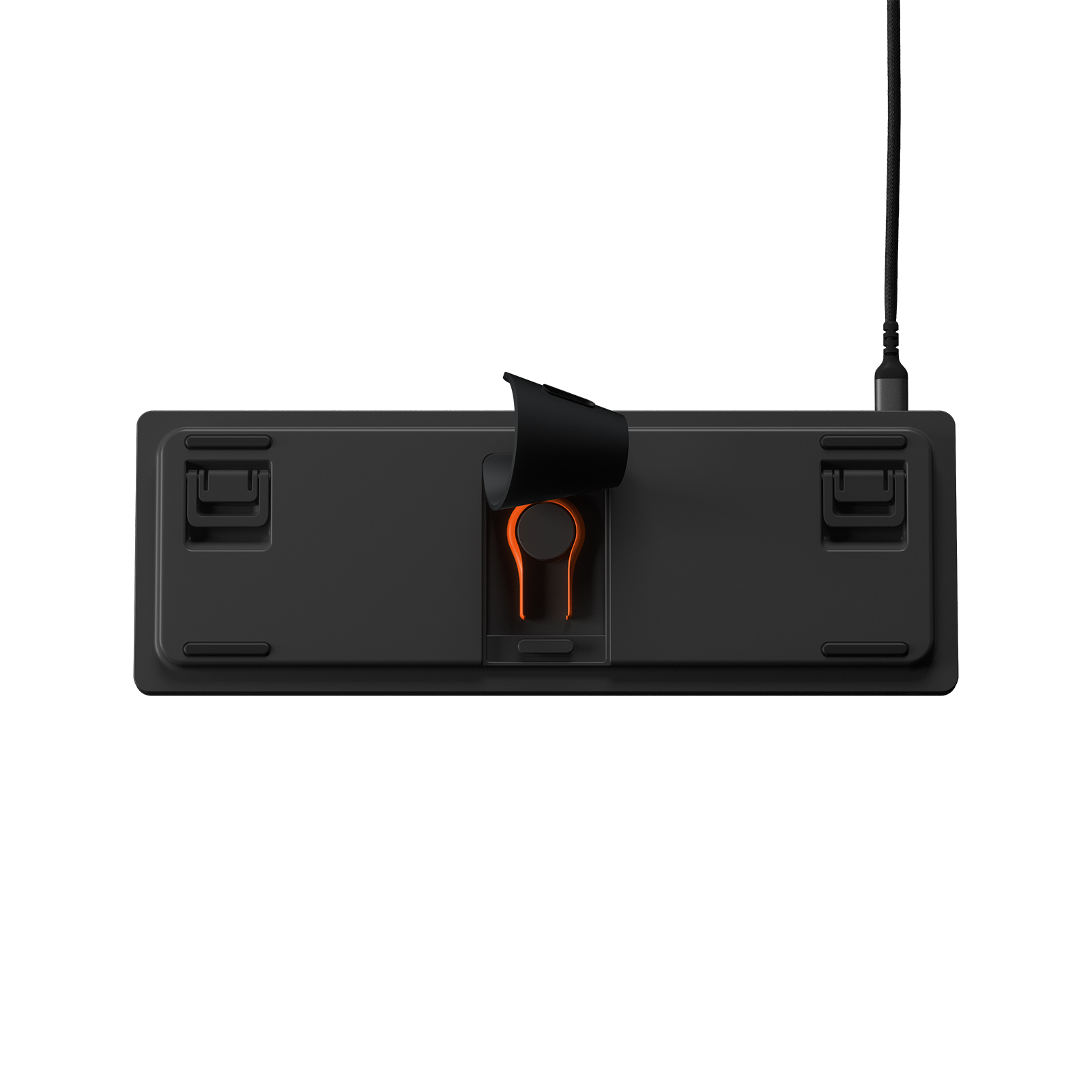 Tastiera nera, vista inferiore. Mostra il lato inferiore con piedini e una porta USB-C.