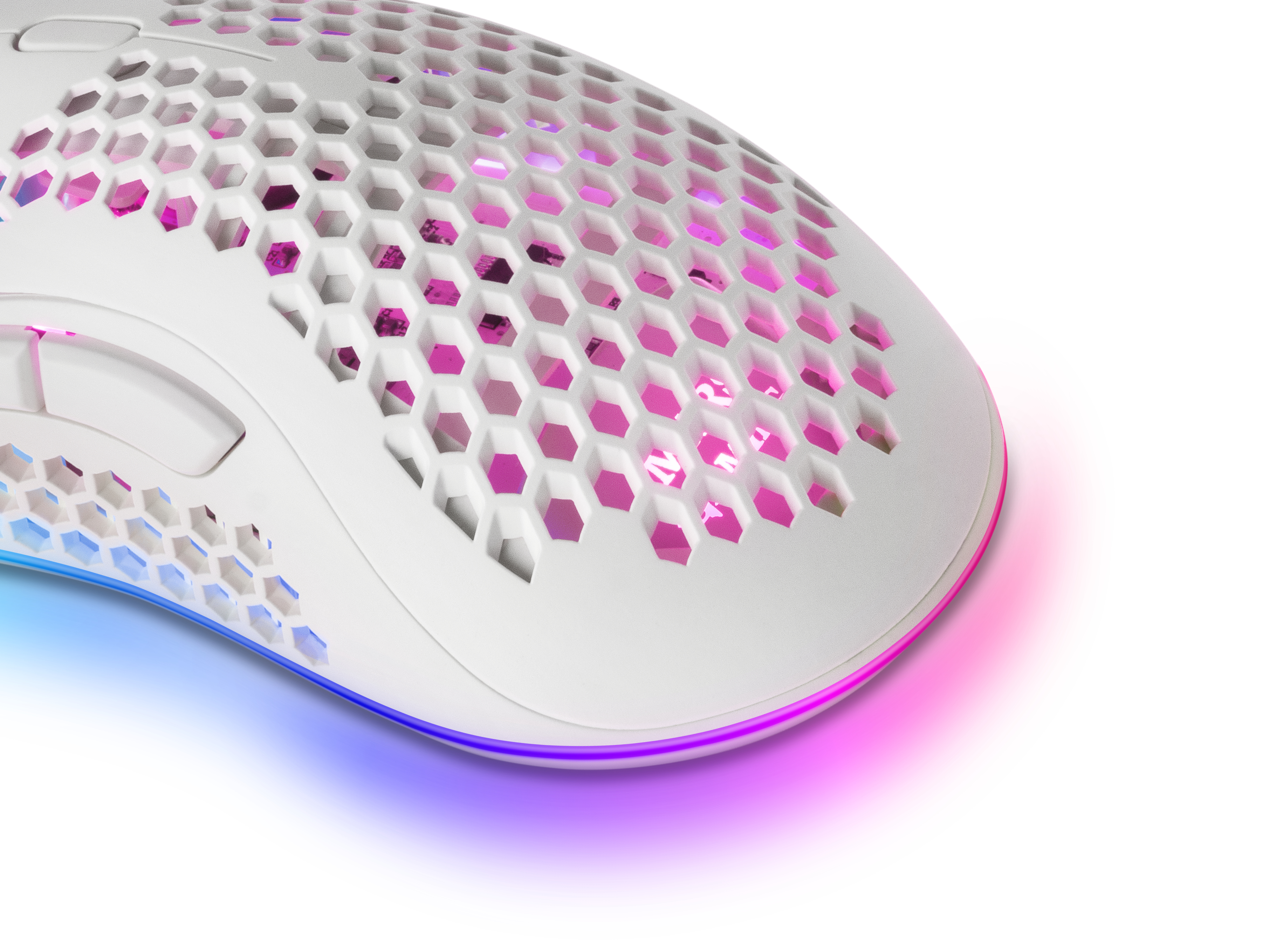 Mouse bianco con design a nido d'ape e illuminazione RGB su sfondo bianco.