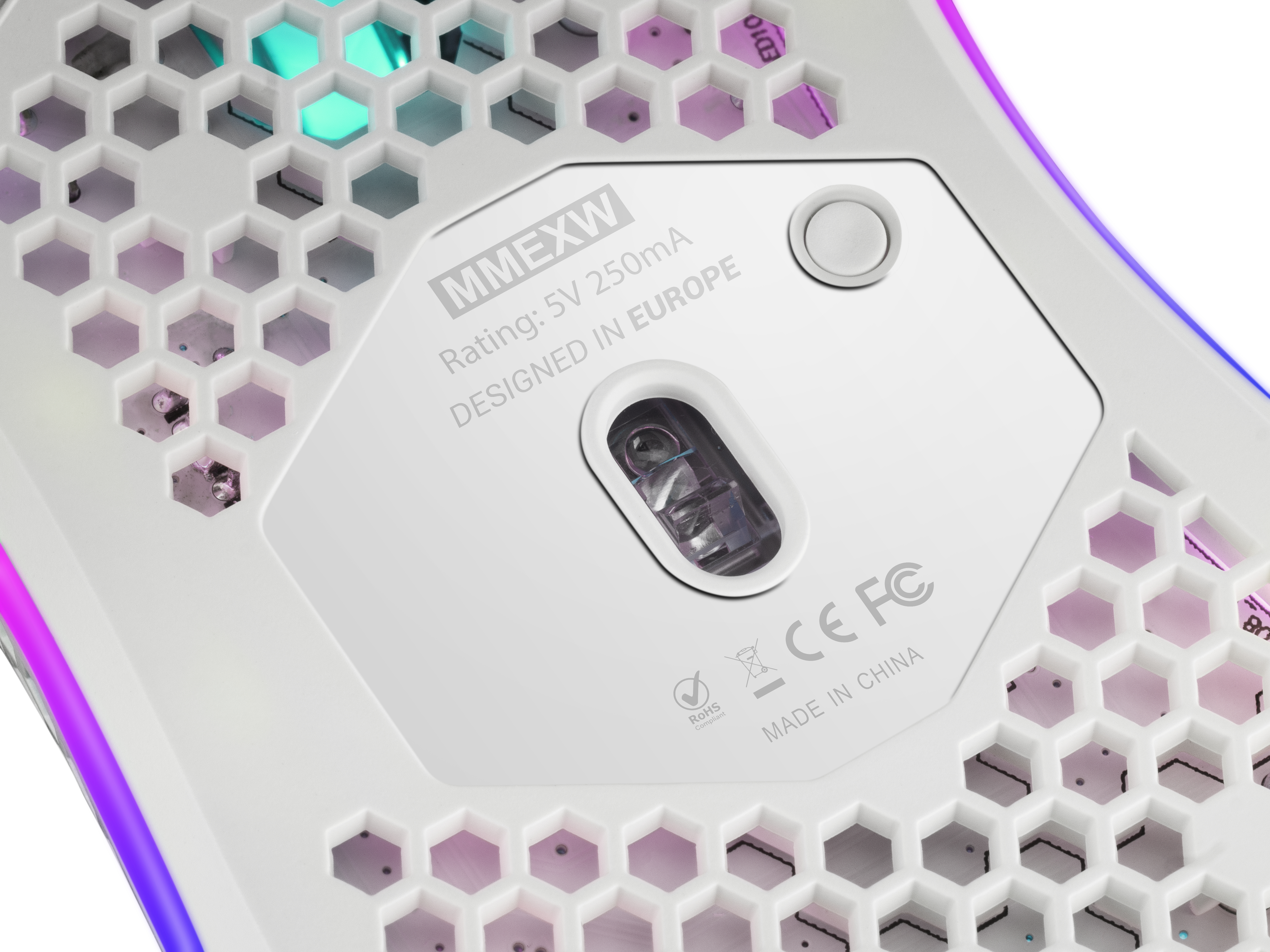 Base per mouse da gioco bianca con motivo a nido d'ape, loghi e testo. Mostra il lato inferiore con un pulsante.