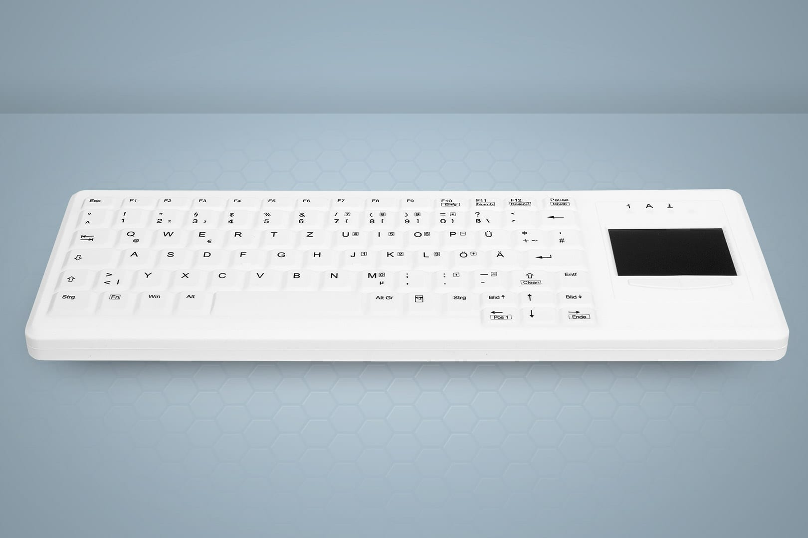 Tastiera bianca con un piccolo touchpad nero, su sfondo esagonale azzurro e grigio.