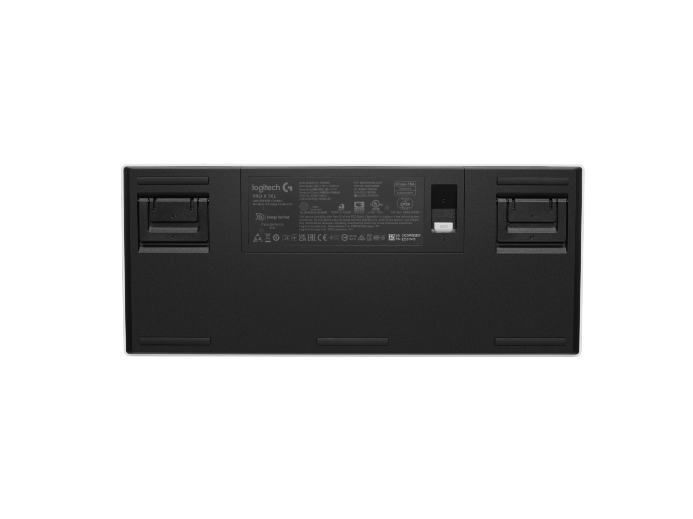 Czarna klawiatura, widok od spodu. Widoczne logo i etykiety. Czarne klawisze.