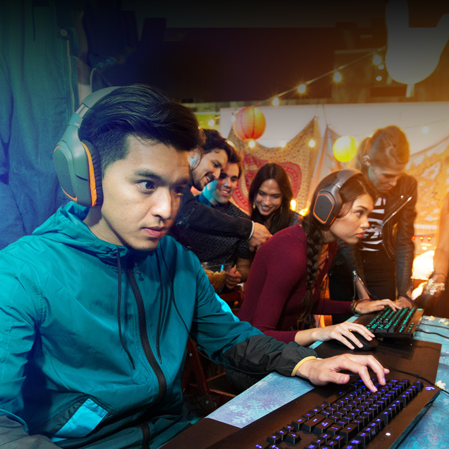 Leute spielen mit Headsets und Tastaturen. Umgebungsbeleuchtung im Hintergrund.