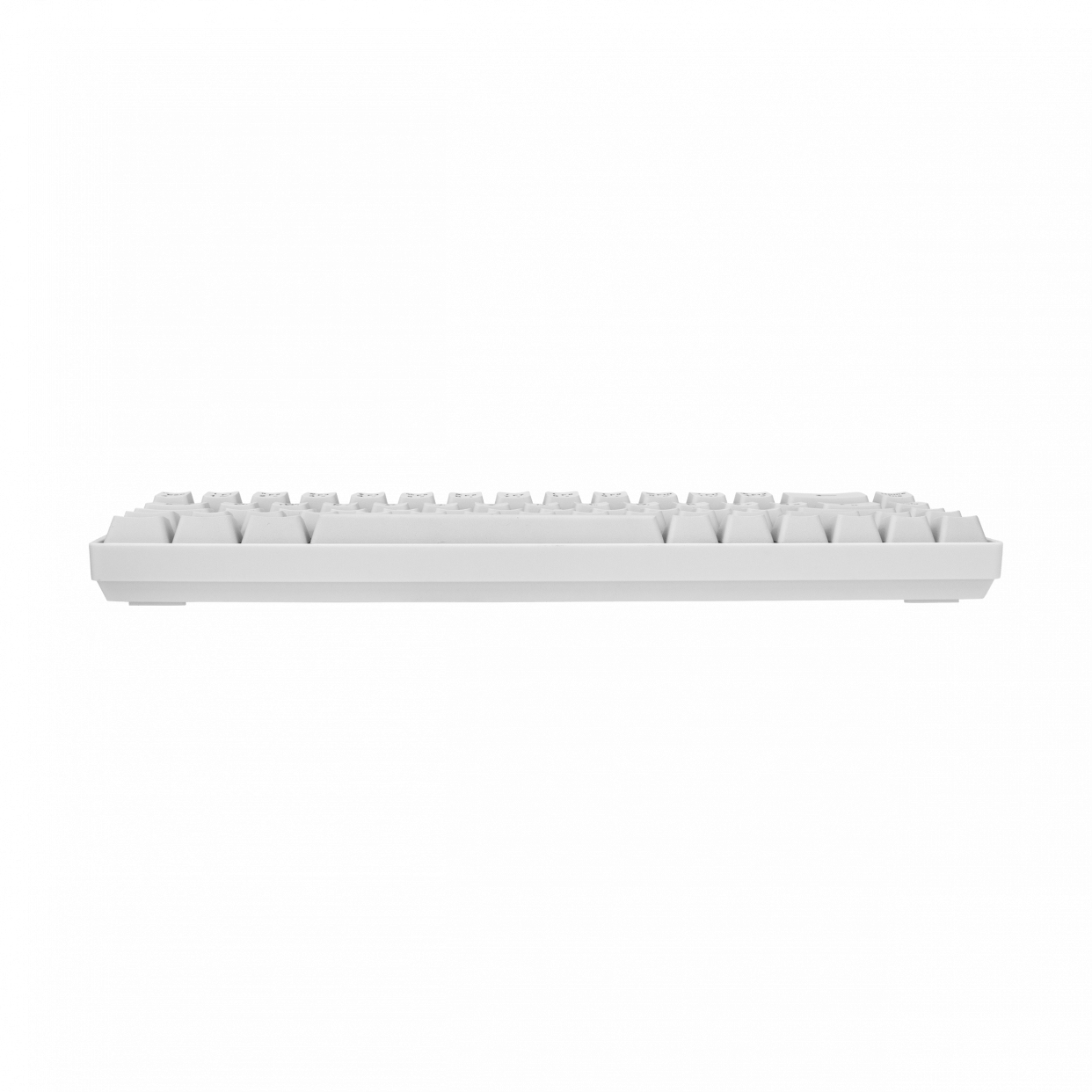Eine weiße Tastatur, Seitenansicht, vor einem weißen Hintergrund positioniert.