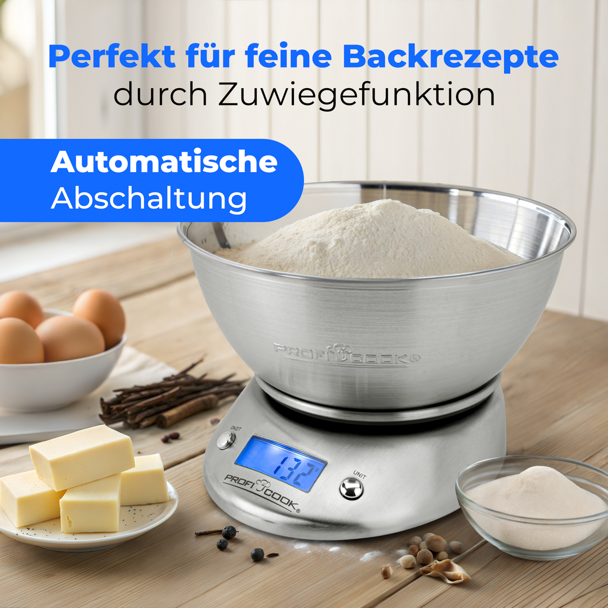 Waga kuchenna z miską mąki, jajkami i masłem na drewnianym stole.