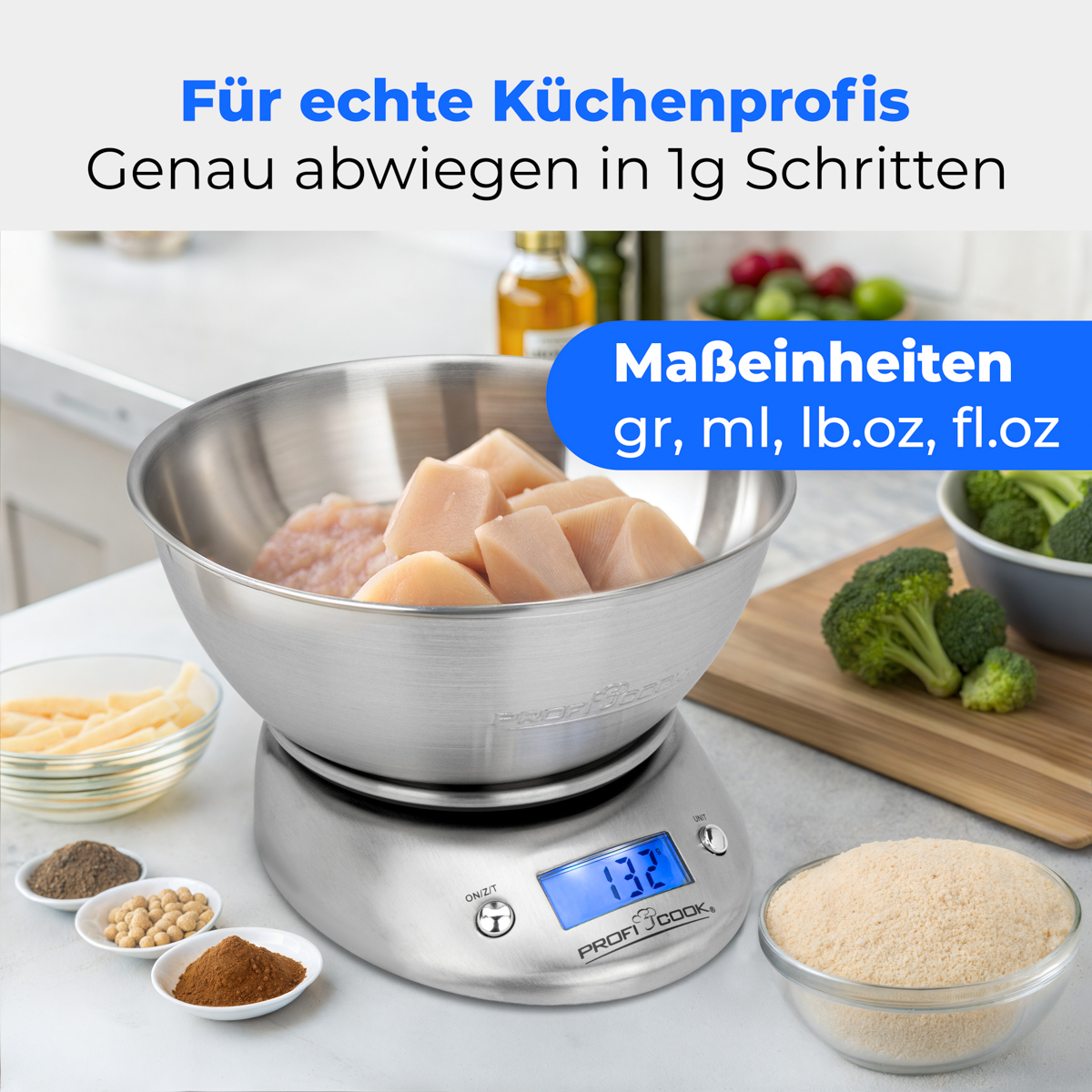 Pokazano wagę kuchenną ze składnikami, w tym kurczakiem, warzywami i przyprawami.