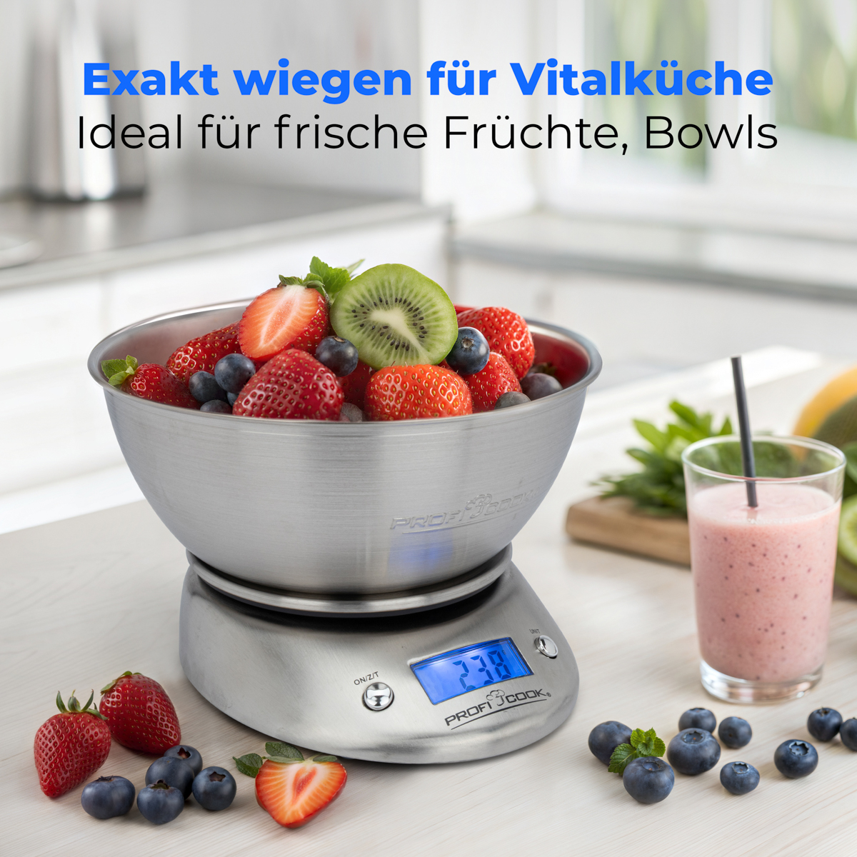 Miska ze stali nierdzewnej na wadze cyfrowej, z owocami i koktajlem, w otoczeniu kuchni.