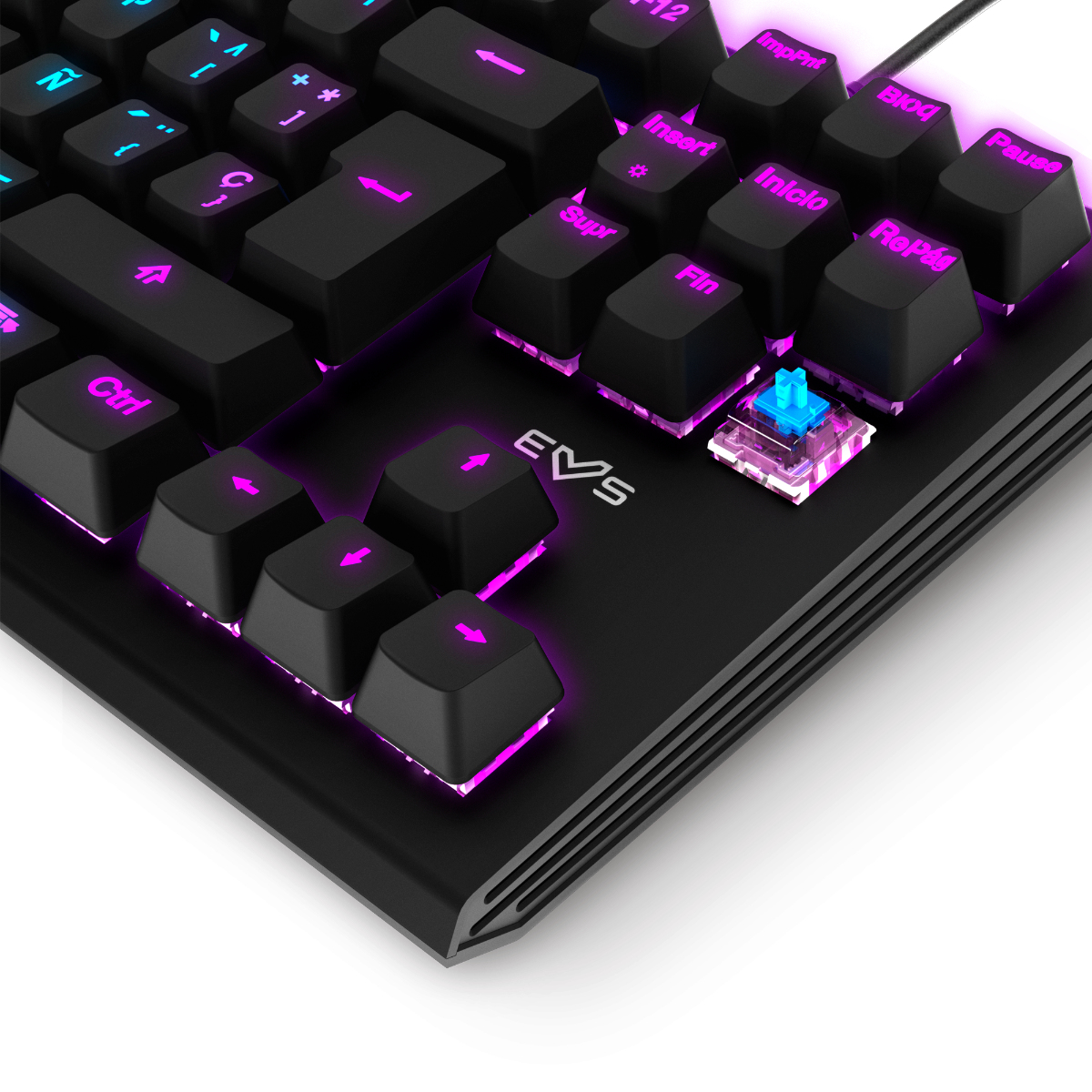 Nahaufnahme einer schwarzen Tastatur mit beleuchteten Tasten. Die Tastenkappen sind schwarz mit pinkfarbenen und blauen Legenden.