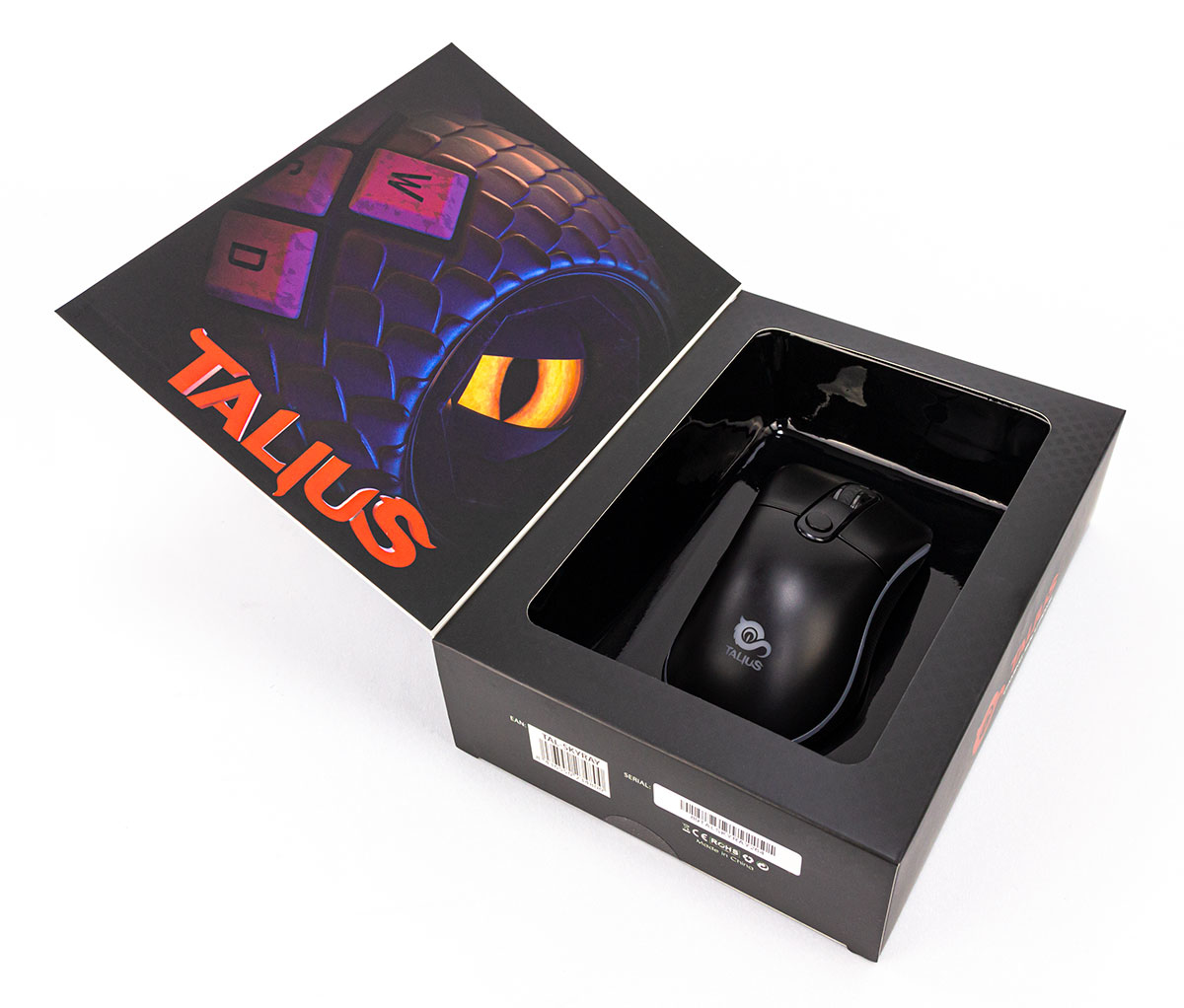Mouse da gioco nero in una scatola. La scatola ha il nome del marchio e un'immagine della tastiera. Lo sfondo è bianco.