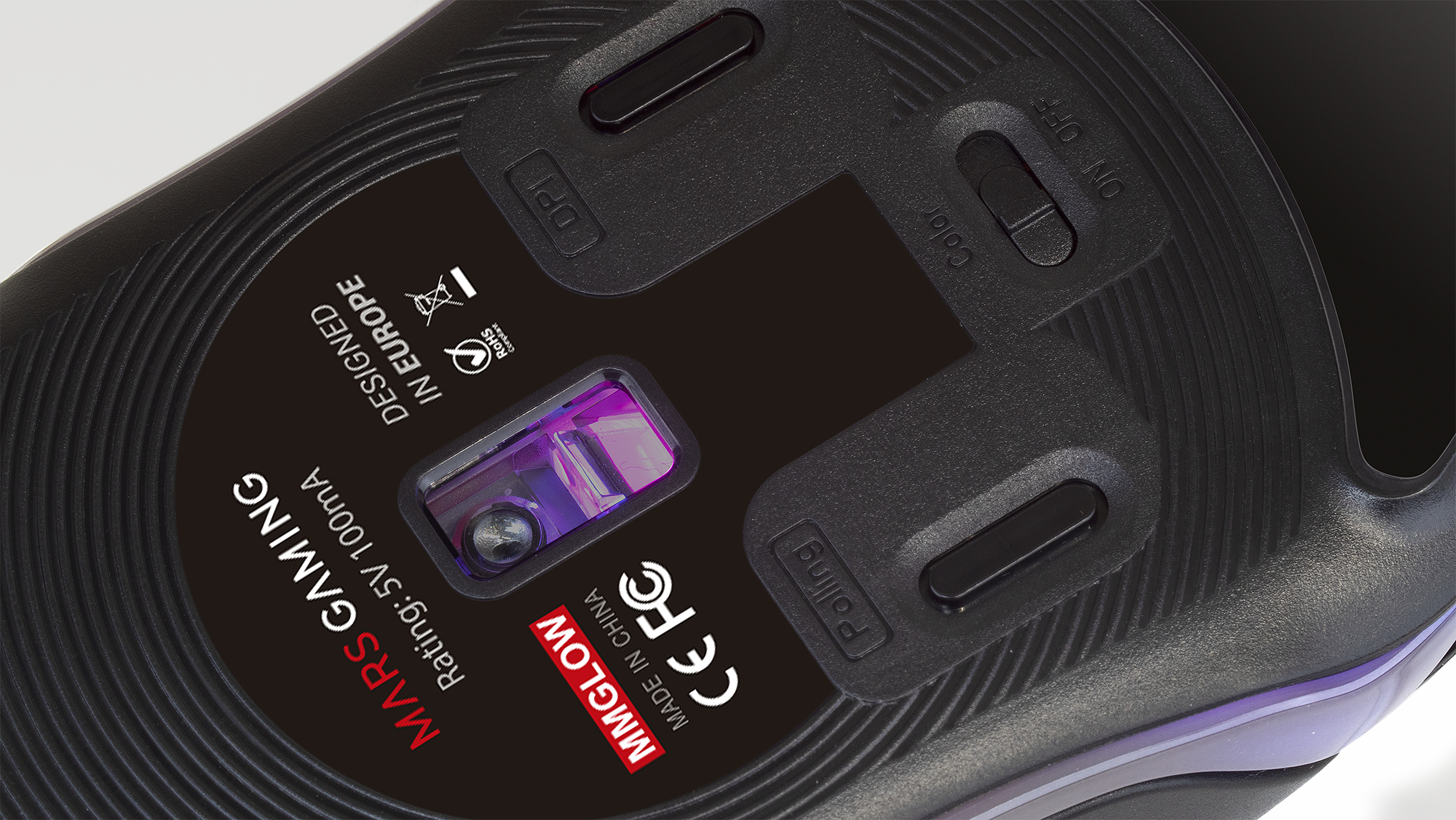 Spód czarnej myszy gamingowej z przyciskami, światłem i logo.