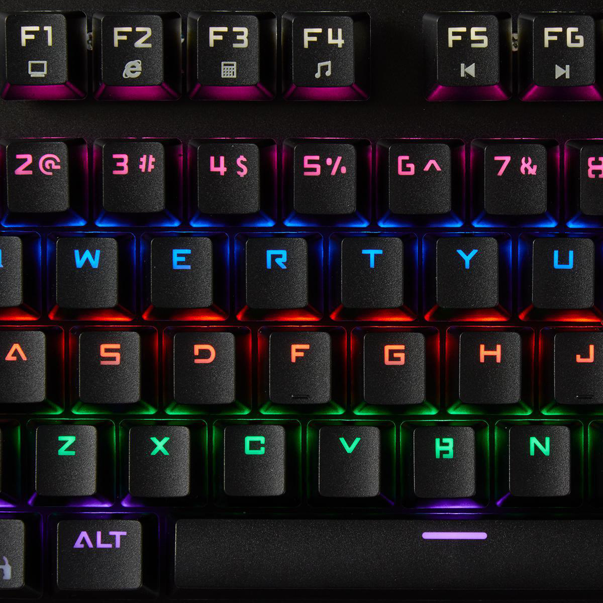 Nahaufnahme einer Tastatur mit verschiedenfarbig beleuchteten Tasten. Buchstaben, Zahlen und Symbole sichtbar.
