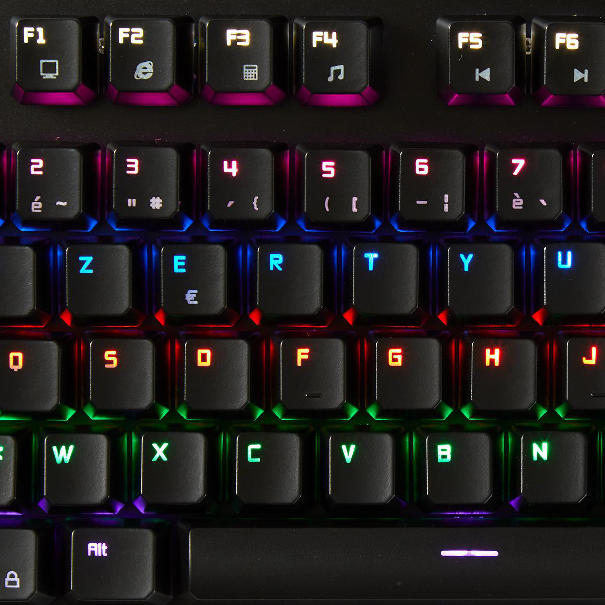 Nahaufnahme einer schwarzen Tastatur mit beleuchteten, mehrfarbigen Tasten.