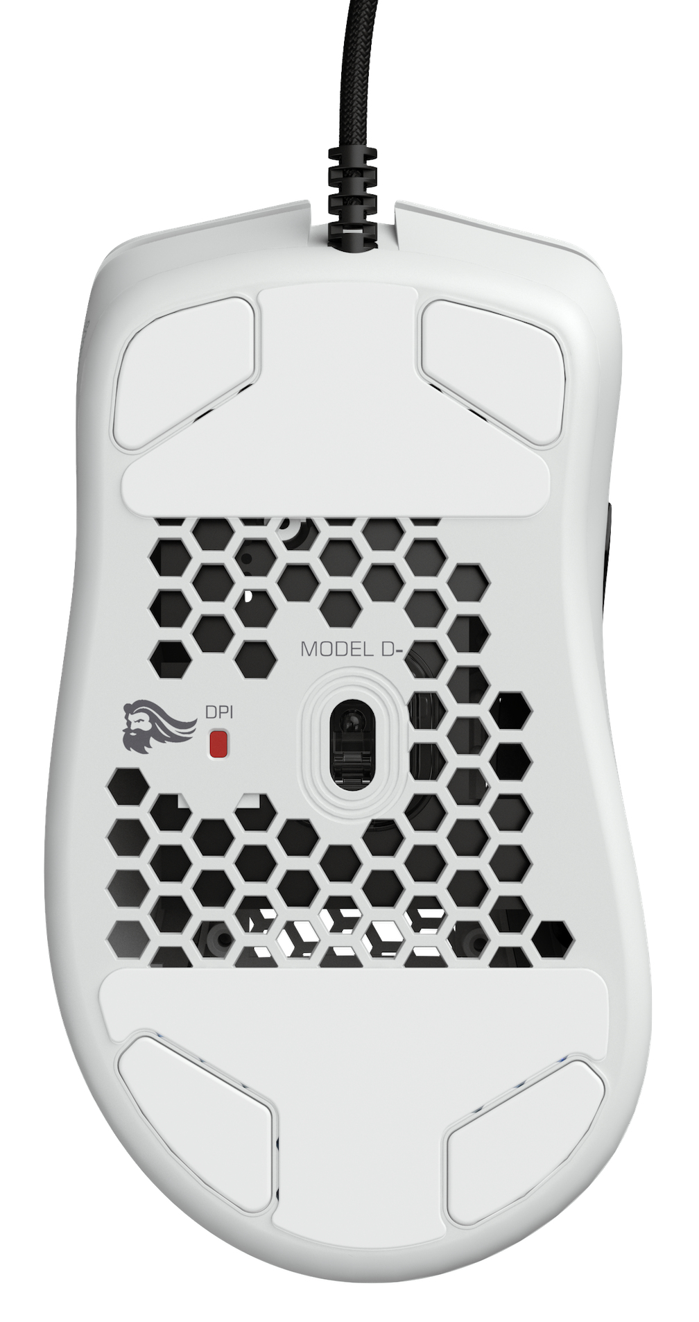 Spód białej myszy gamingowej, pokazujący wzór plastra miodu, DPI i szczegóły logo.