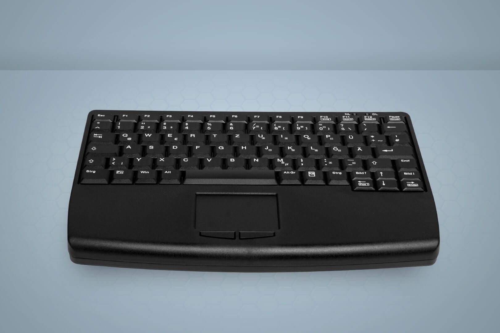 Tastiera nera con touchpad, tasti con lettere e simboli, su sfondo grigio.