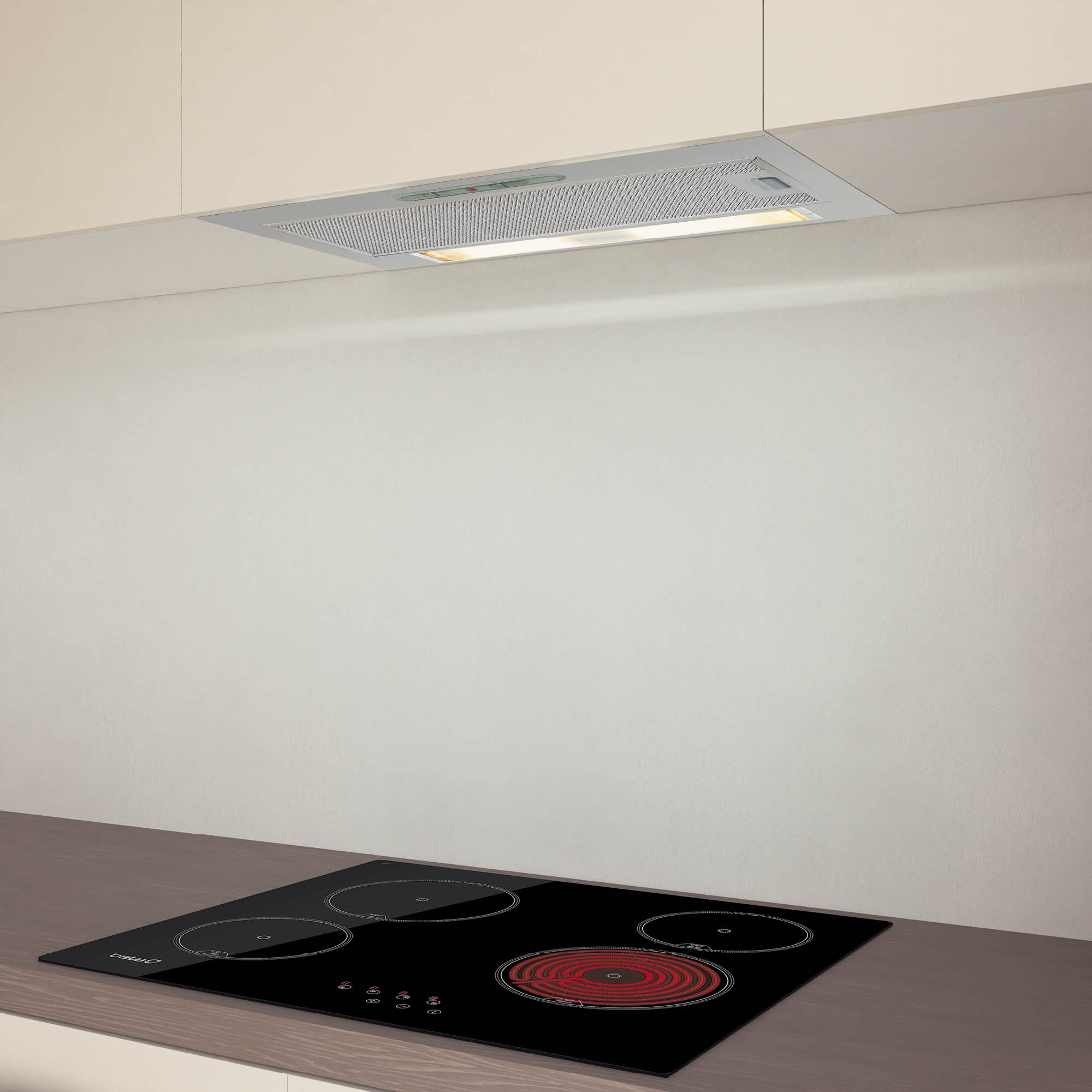 Una campana extractora sobre una cocina eléctrica negra con anillos rojos.