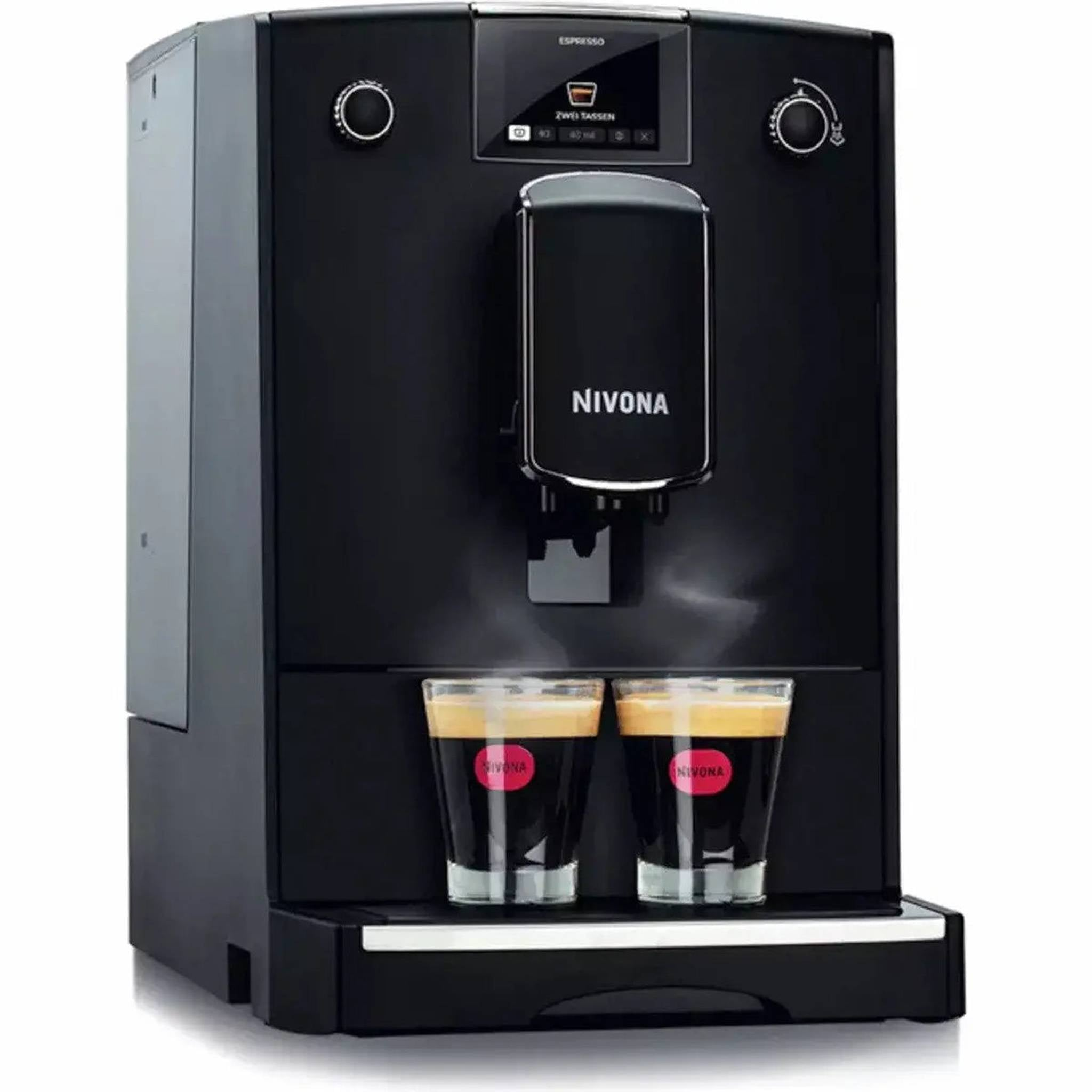 Macchina per espresso nera. Due bicchieri di espresso davanti. La macchina ha un display e dei pulsanti.