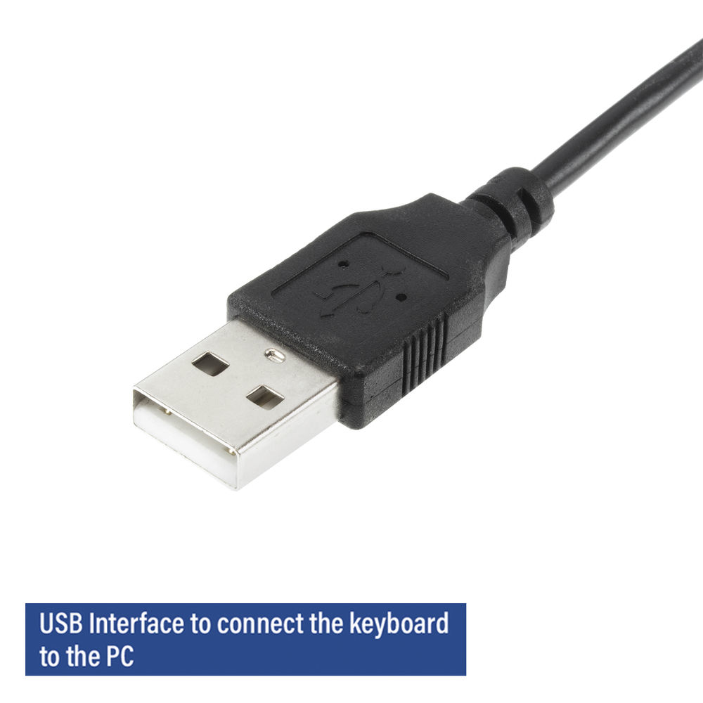 Een zwarte USB-kabel met een USB-interface, aangesloten op een toetsenbord. Het staat op een witte achtergrond.