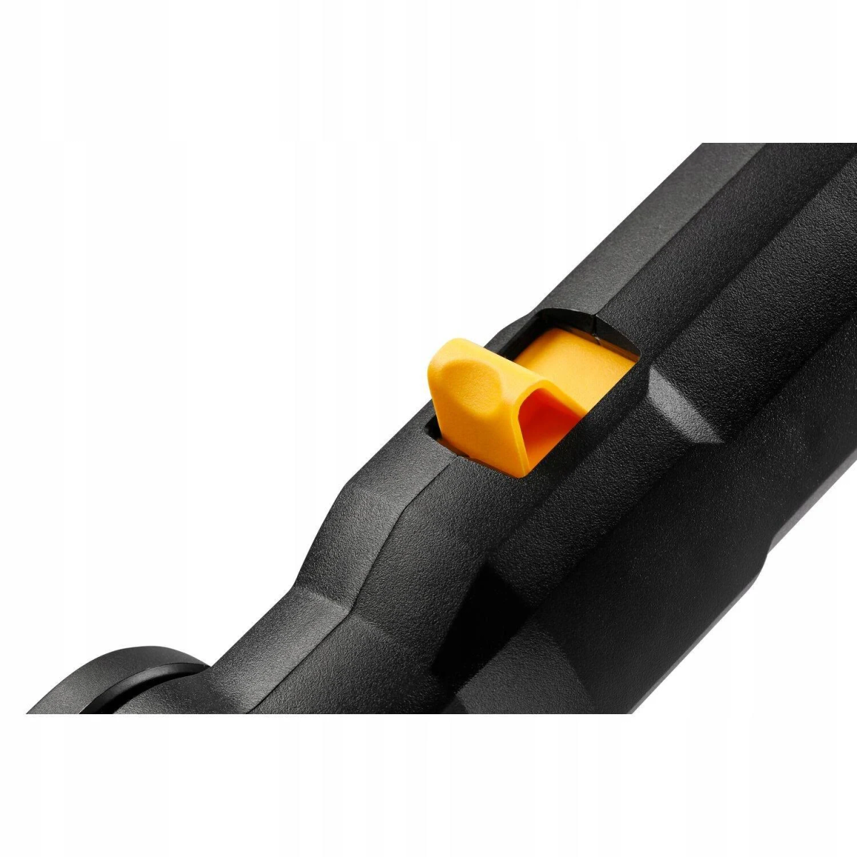 Zbliżenie czarnego narzędzia z pomarańczową dźwignią. Narzędzie jest na białym tle.