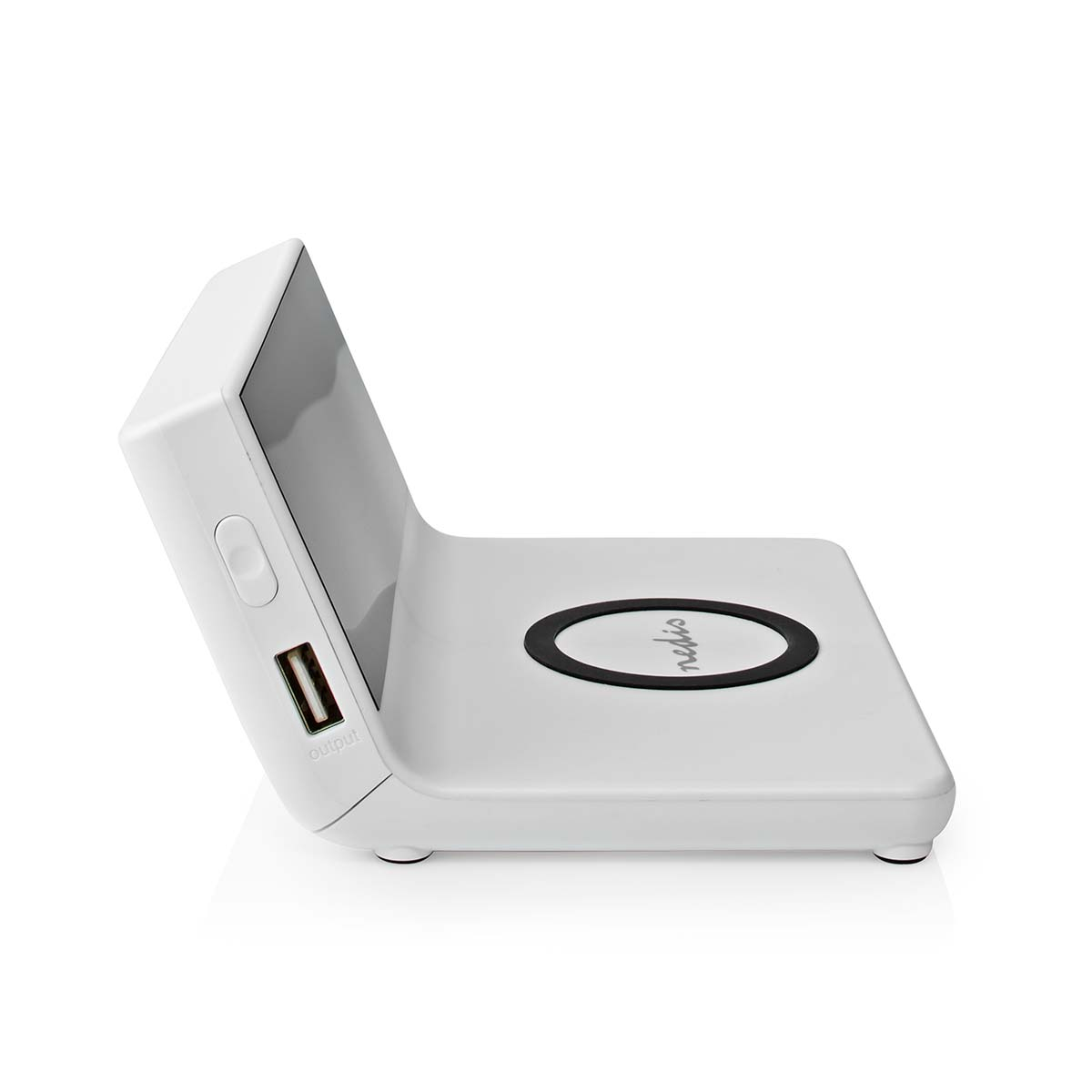 Weißes kabelloses Ladegerät mit USB-Anschluss und Ladefläche mit Logo.