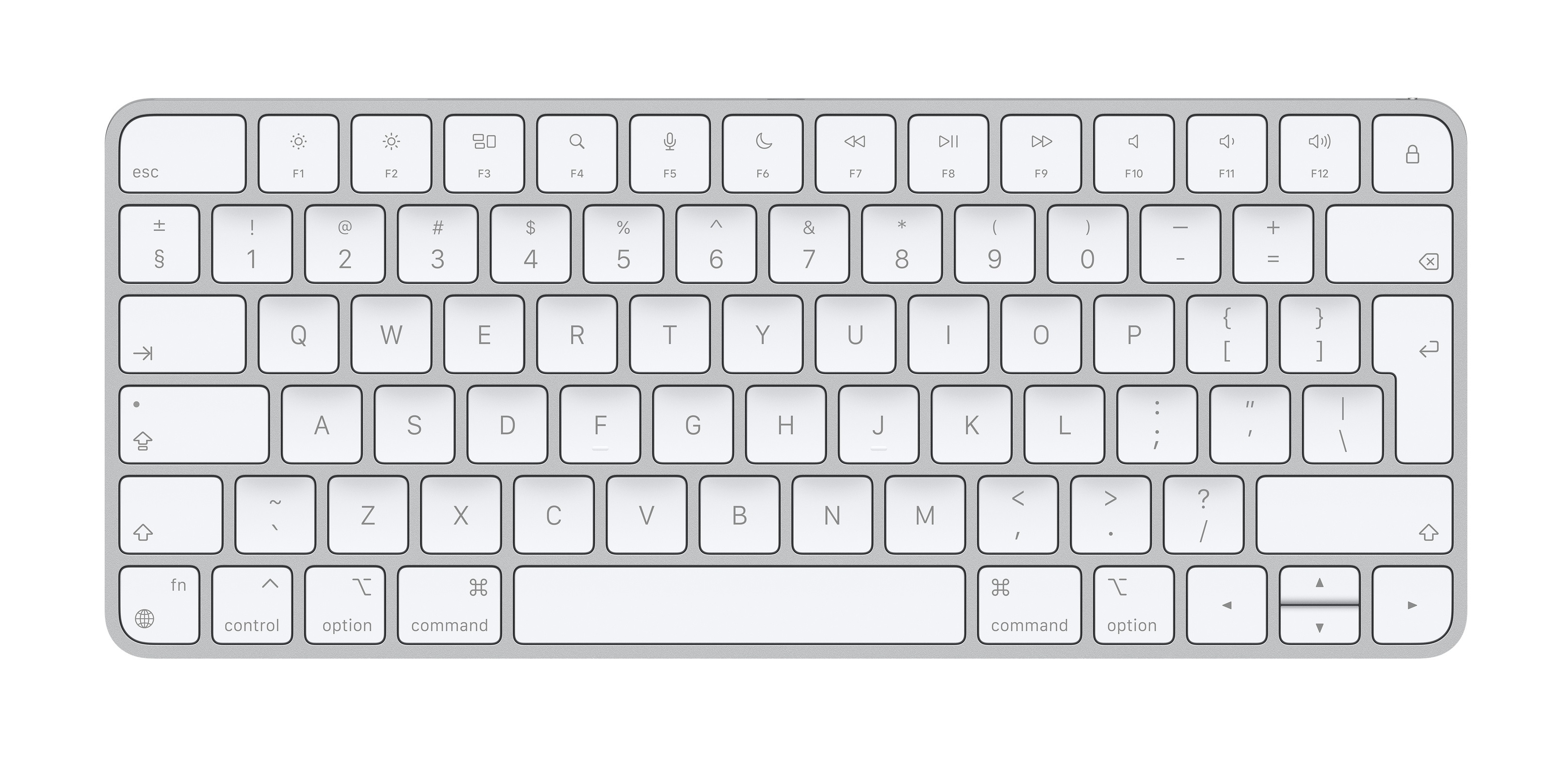 Eine silberne Apple-Tastatur auf weißem Hintergrund. Die Tasten sind weiß mit schwarzer Beschriftung.