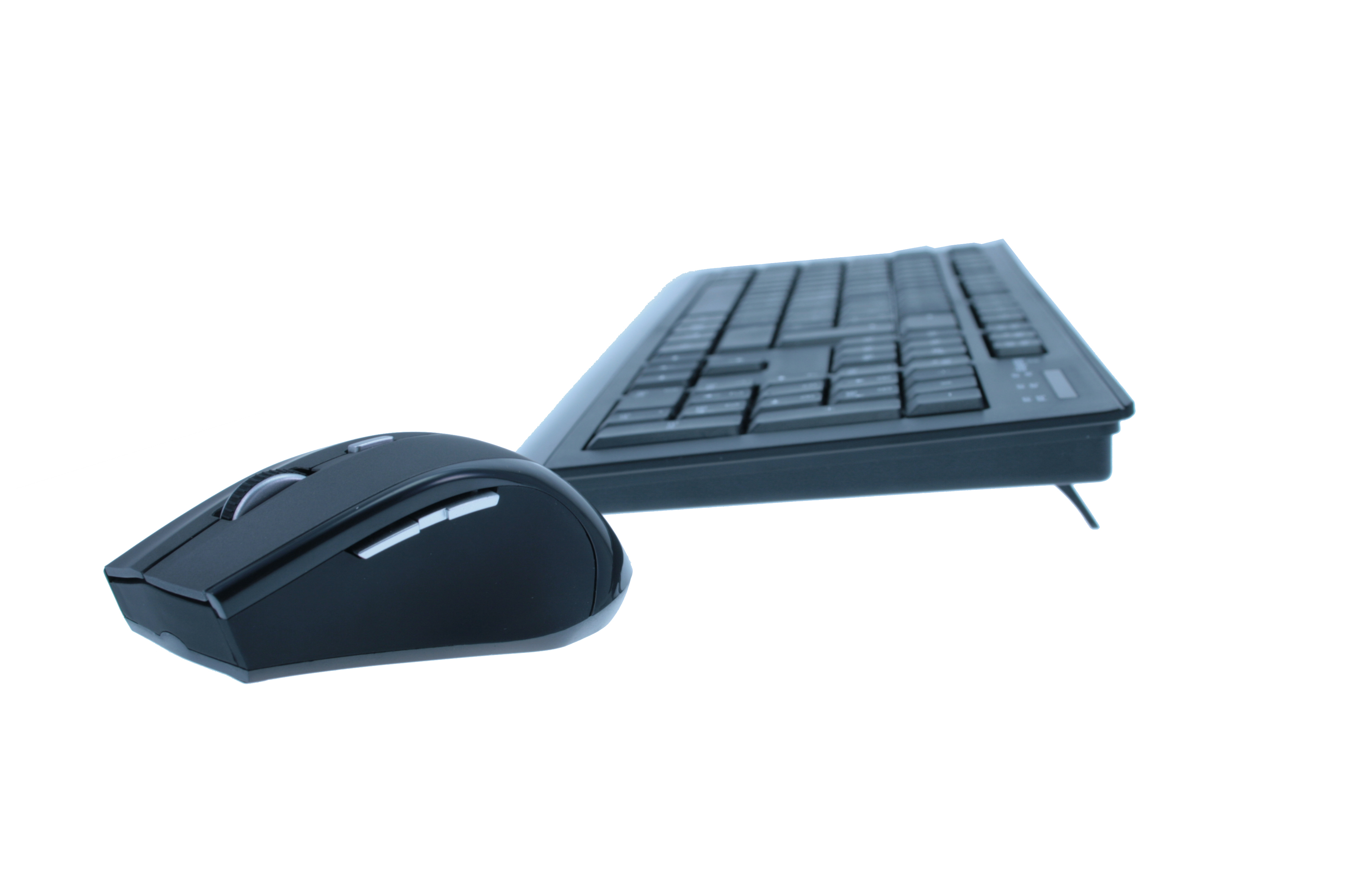 Schwarzes ergonomisches Tastatur- und Maus-Set auf weißem Hintergrund mit Blaustich.