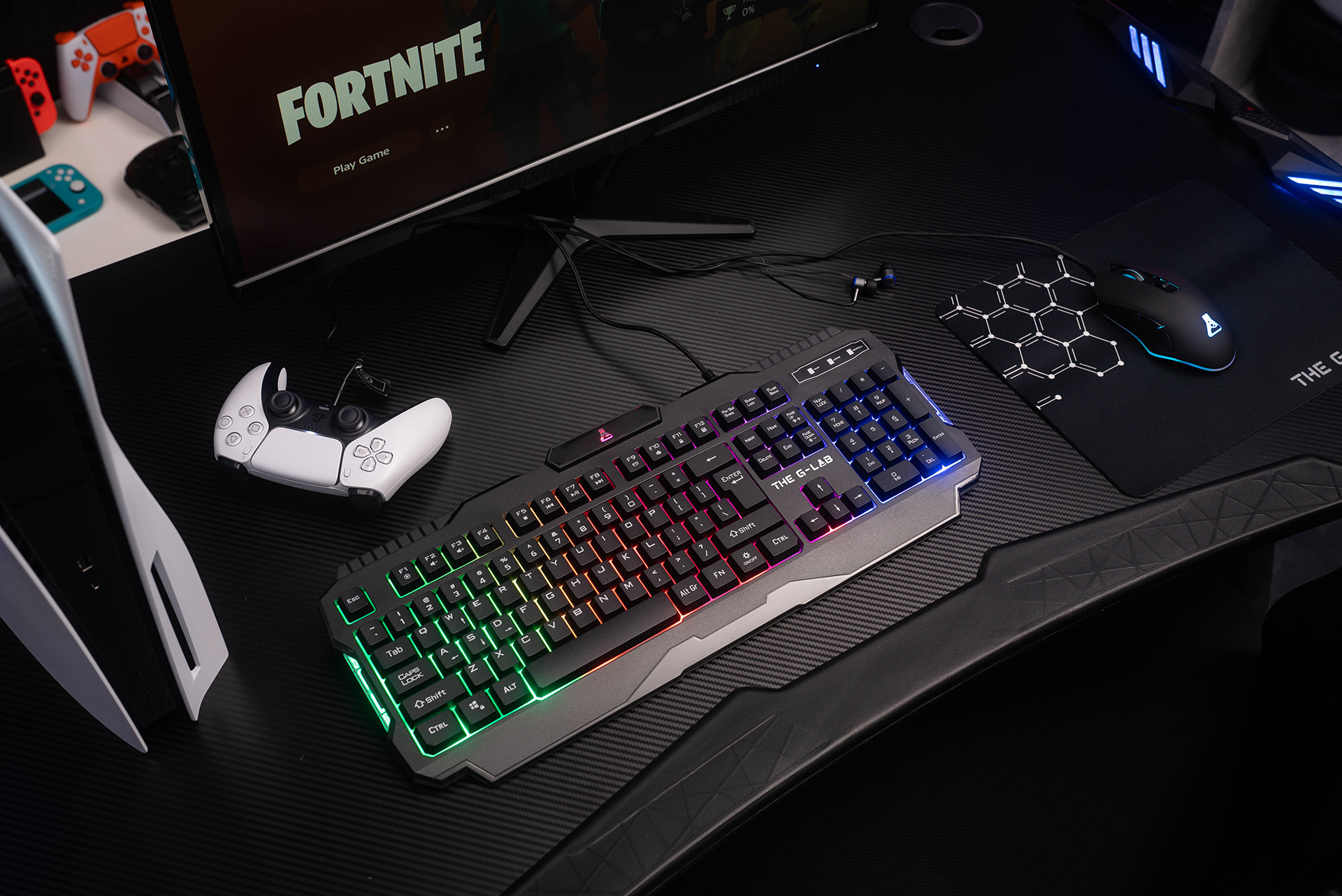 Konfiguracja do gier z klawiaturą, myszą, monitorem wyświetlającym Fortnite i kontrolerem PS5.