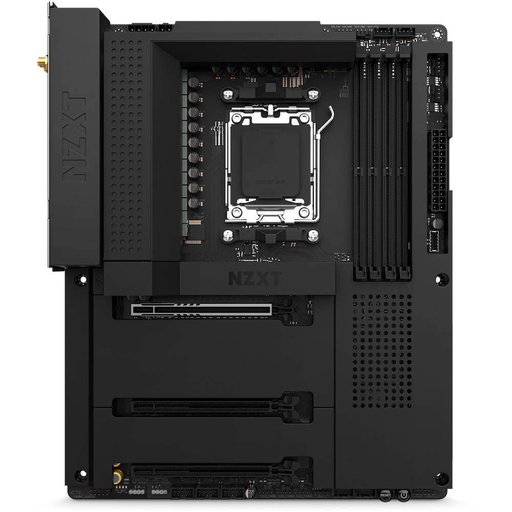 Scheda madre nera, vista dall'alto. Il marchio NZXT è in alto a sinistra. Molti componenti visibili.