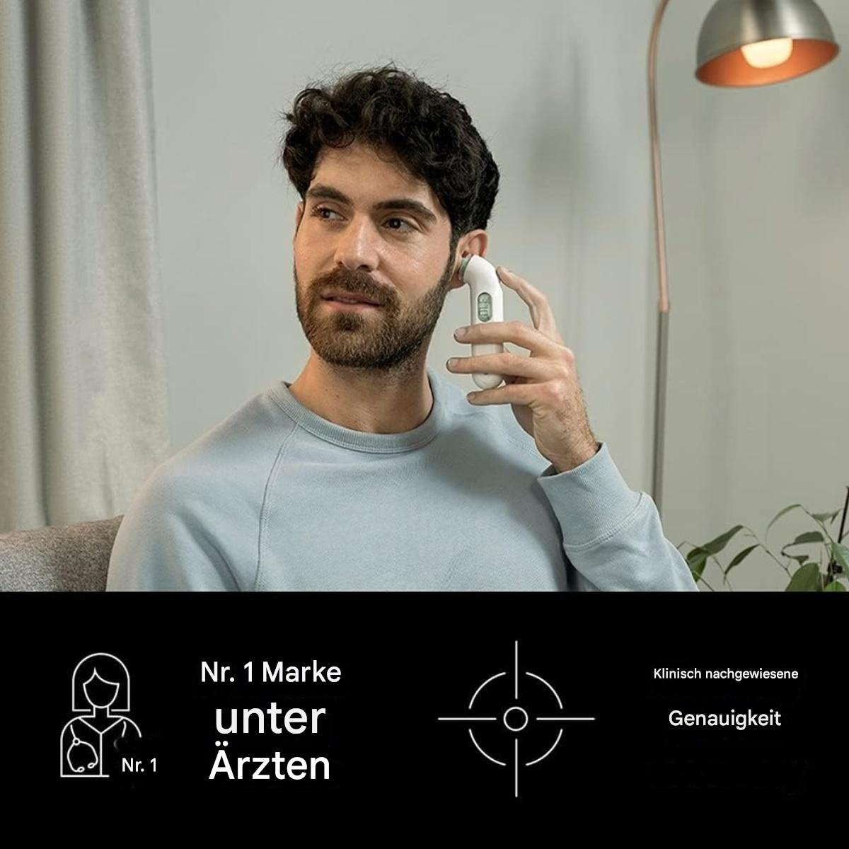 Ein Mann benutzt ein Ohrthermometer in Innenräumen. Text zeigt, dass die Marke von Ärzten empfohlen wird.