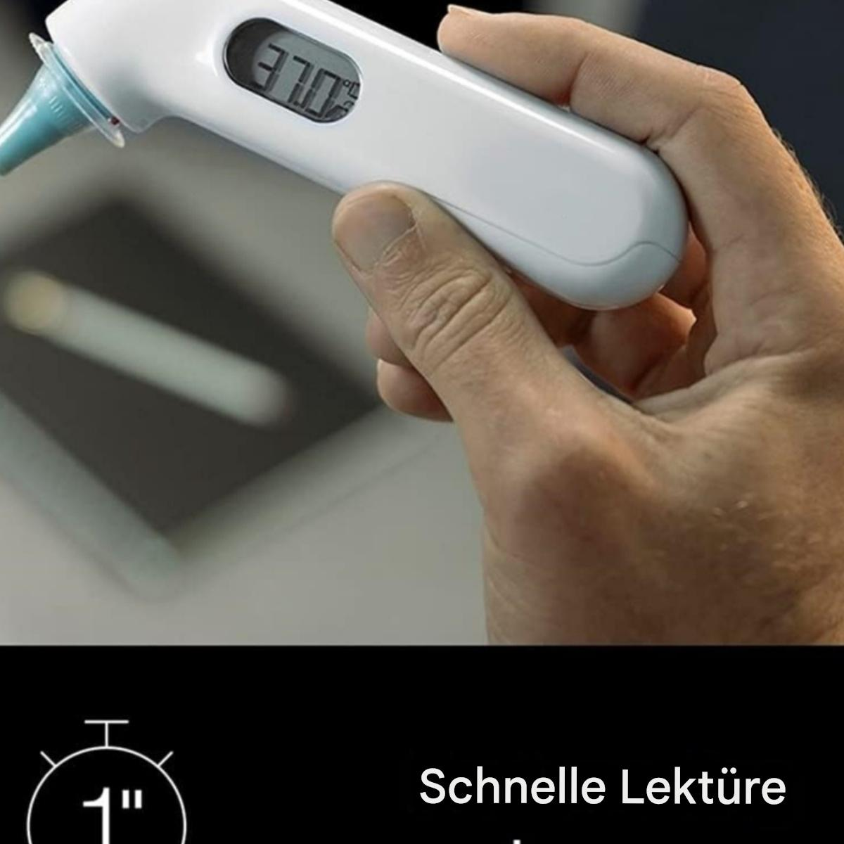 Hand, die ein digitales Ohrthermometer hält und eine Temperatur von 37,0 Grad Celsius anzeigt.