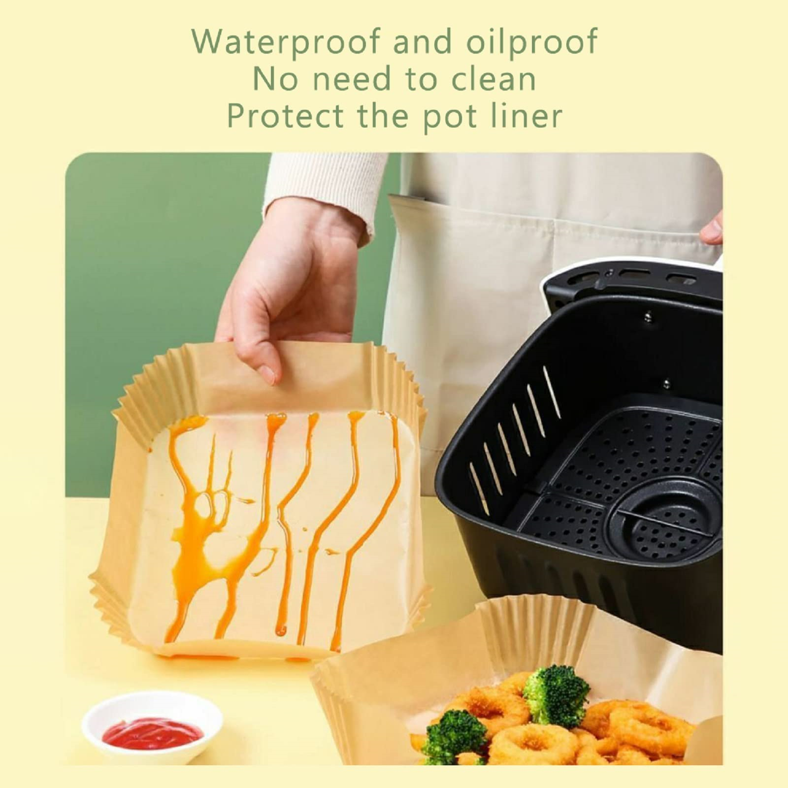 Eine Hand, die eine Papiereinlage mit Ölflecken hält. Es sind auch frittierte Speisen und Ketchup zu sehen.
