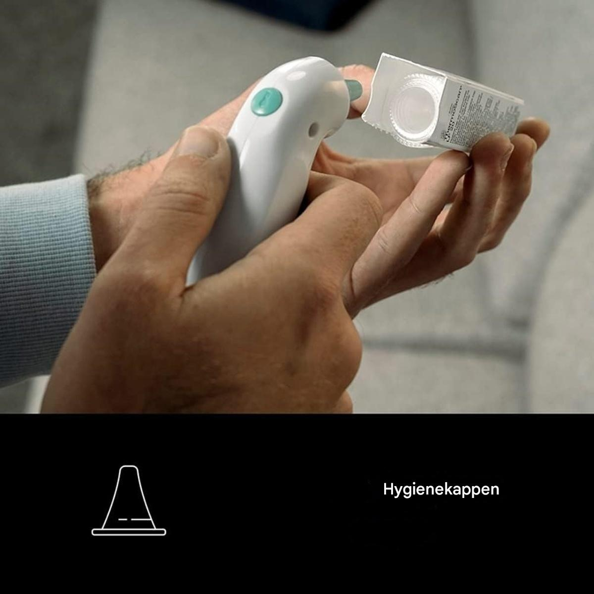 Hände halten ein weißes Thermometer und eine kleine weiße Packung. Die Packung wird geöffnet.