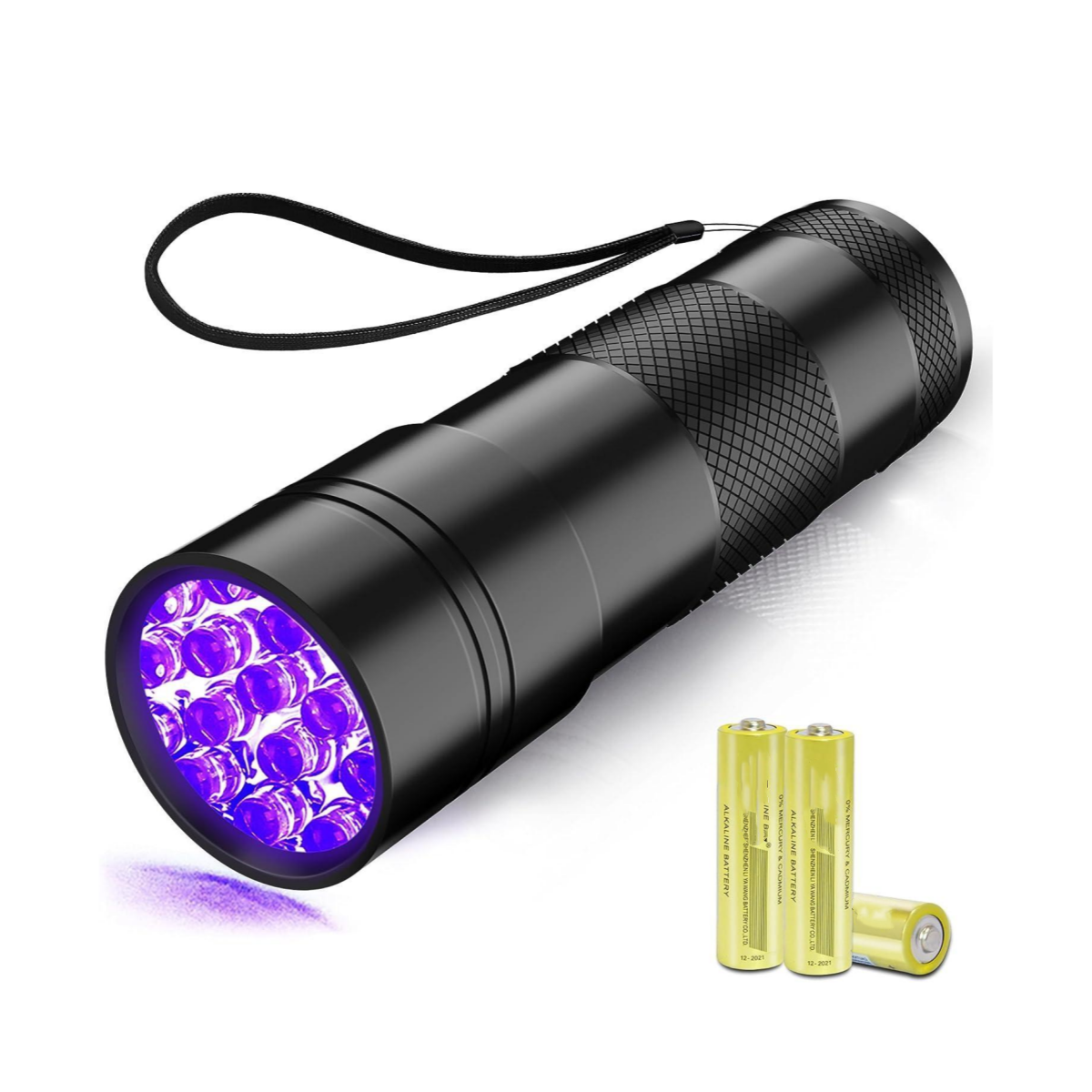 Schwarze UV-Taschenlampe mit lila Licht und zwei gelben Batterien.
