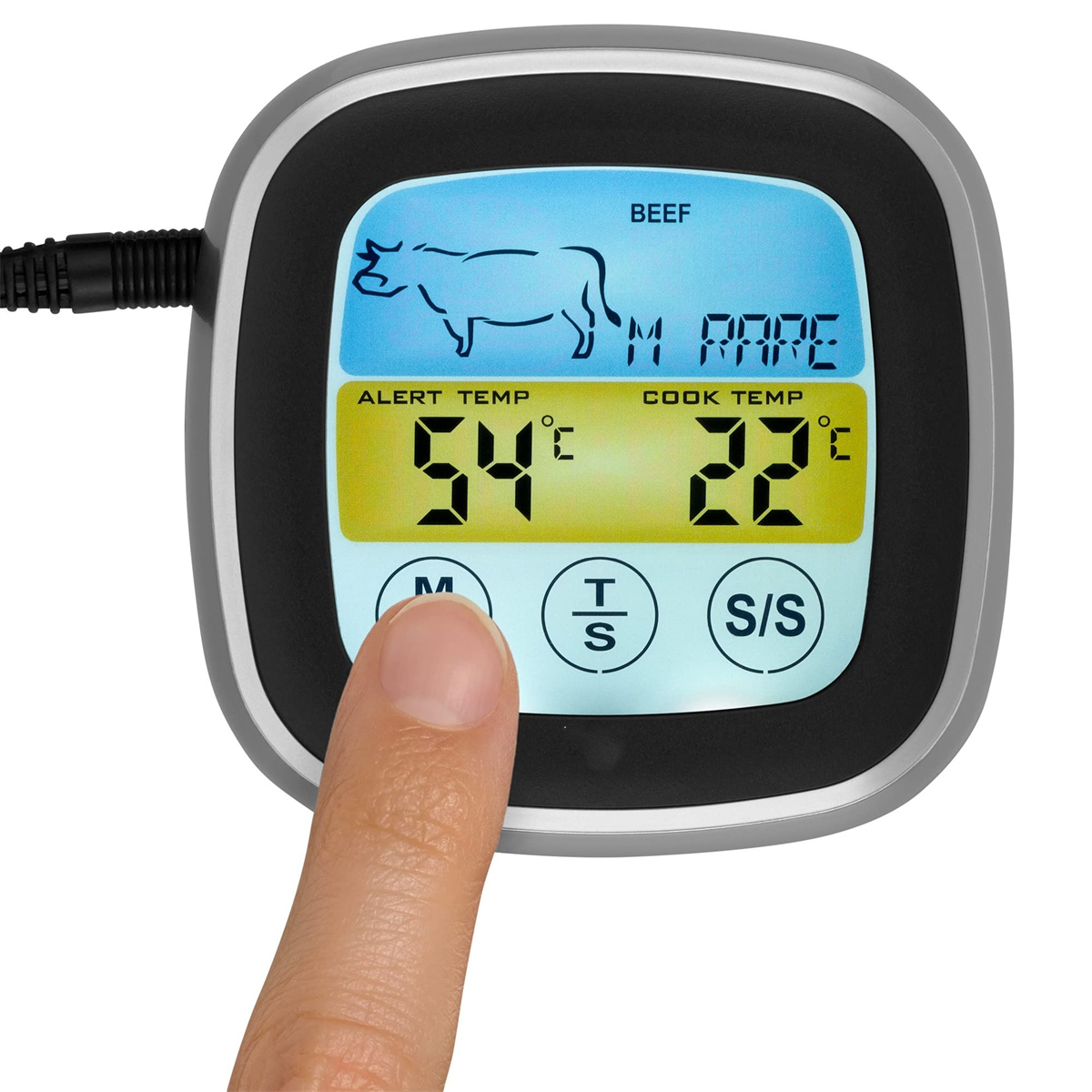 Digitales Fleischthermometer zeigt 54°C und 22°C. Ein Finger drückt eine Taste. Schwarz-silbernes Gerät, weißer HG.