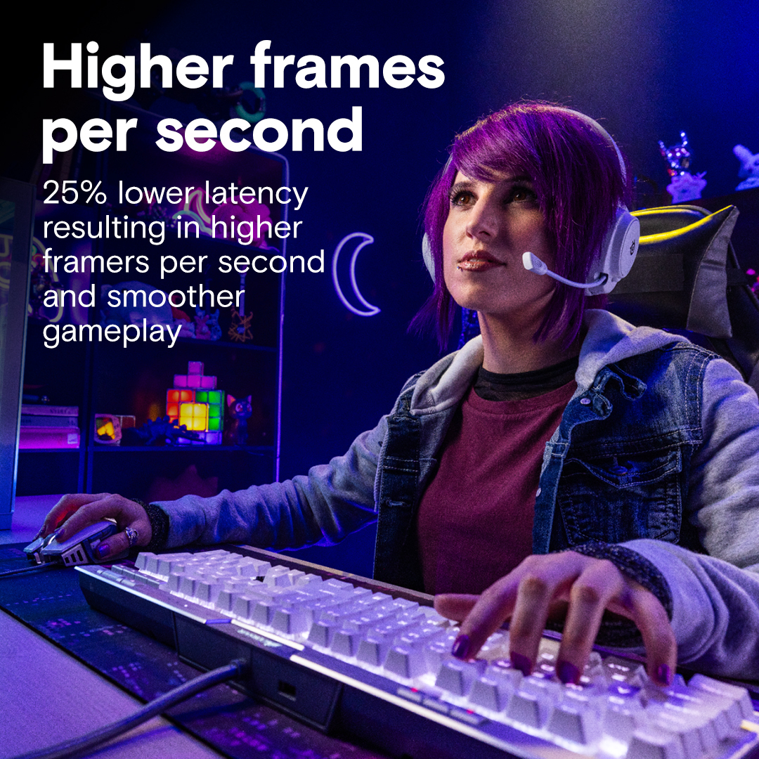 Kobieta z zestawem słuchawkowym gra, używa klawiatury i myszy. Tekst: Więcej klatek na sekundę.