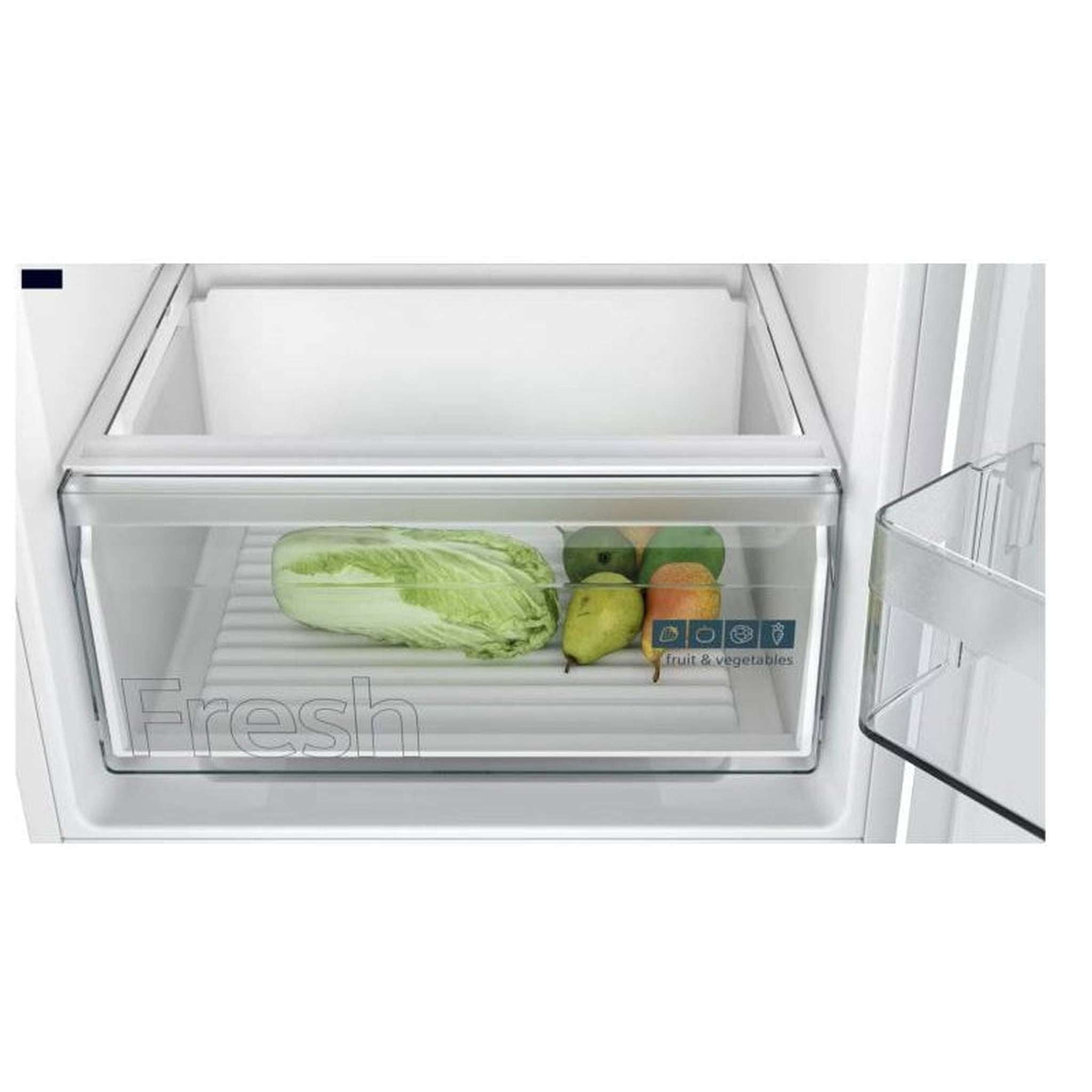 Szuflada lodówki ze świeżymi warzywami. Widoczna jest zielona sałata, gruszki i pomarańcze.