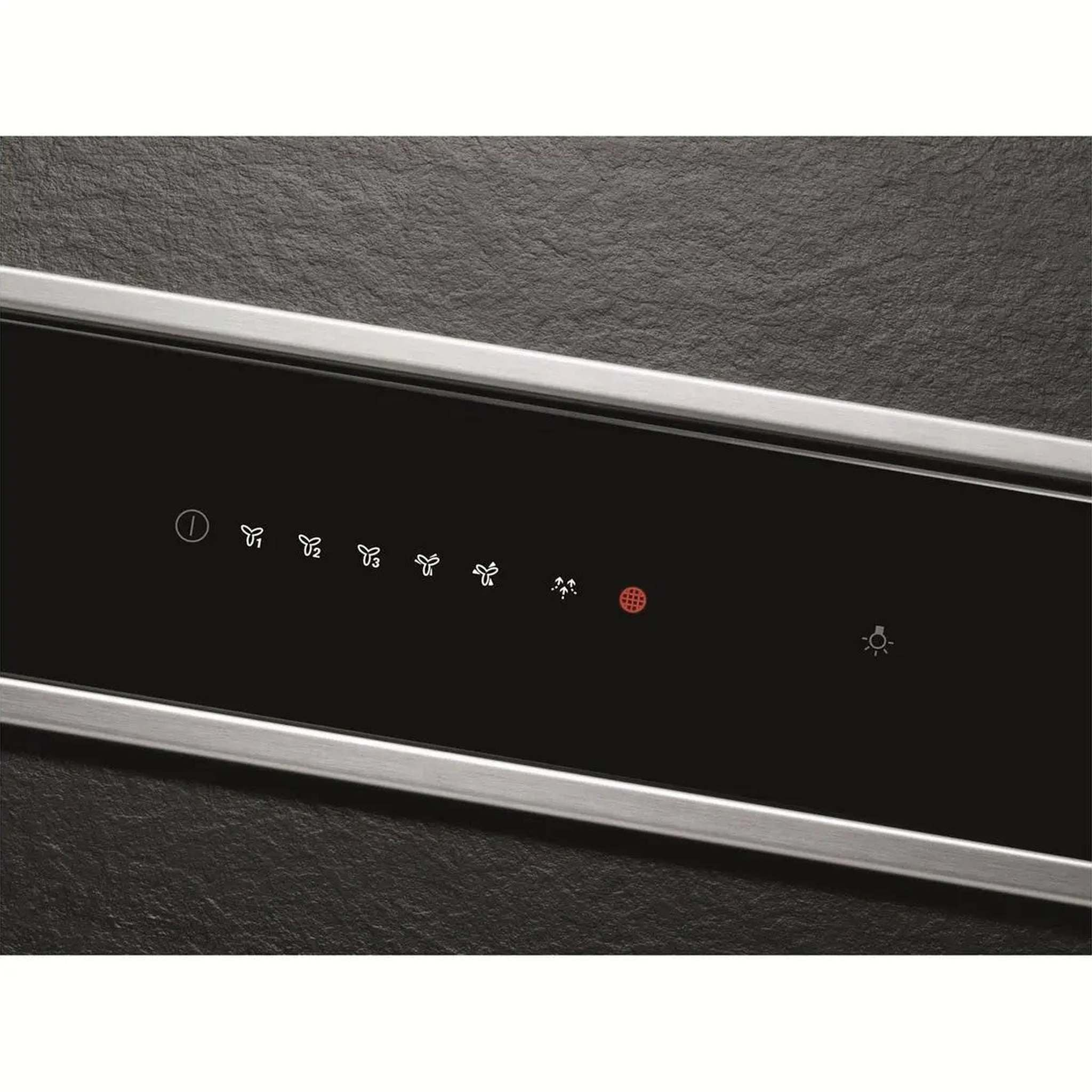 Primo piano di un pannello di controllo della cappa nero e moderno con icone illuminate.