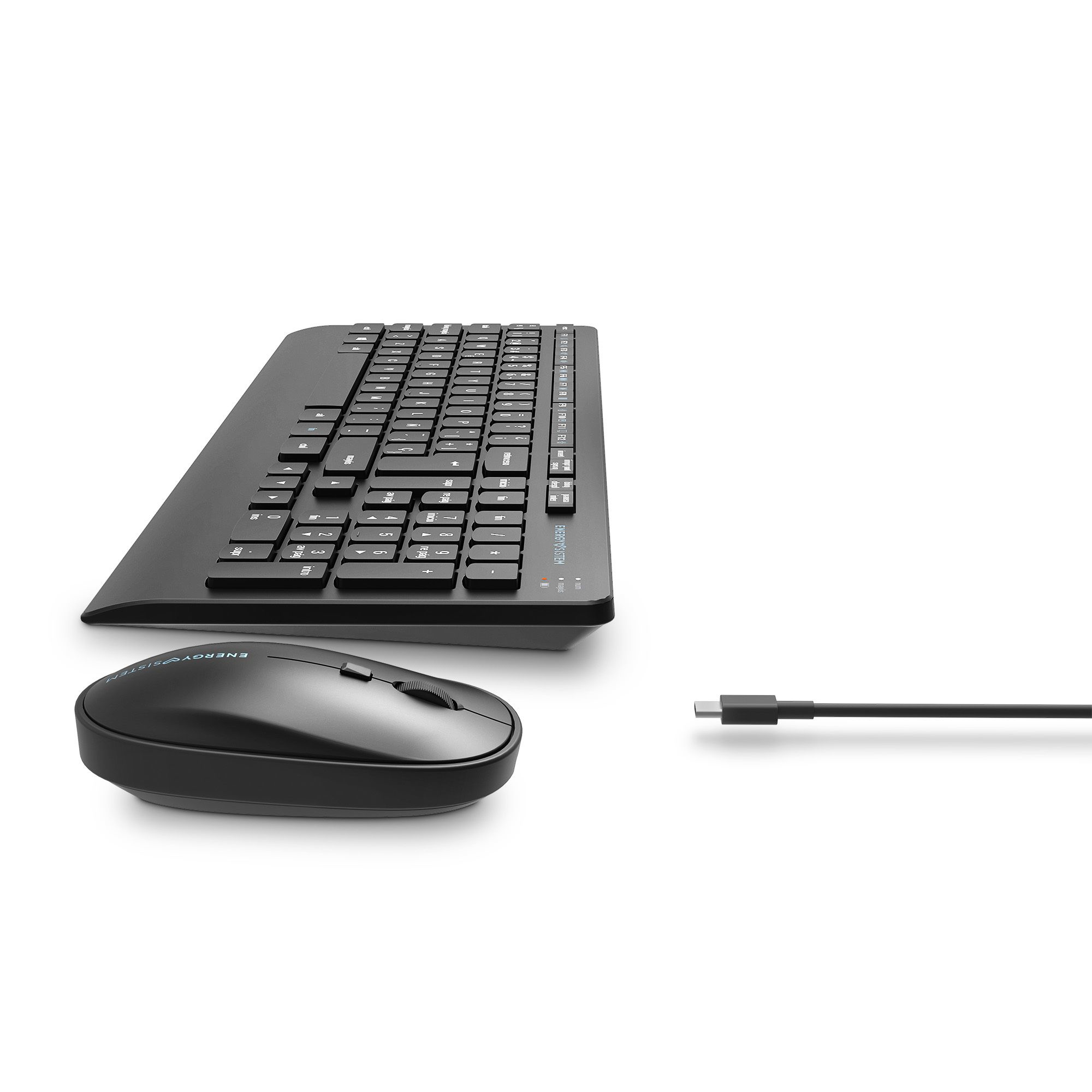 Teclado y ratón negros, cable USB-C sobre fondo blanco.